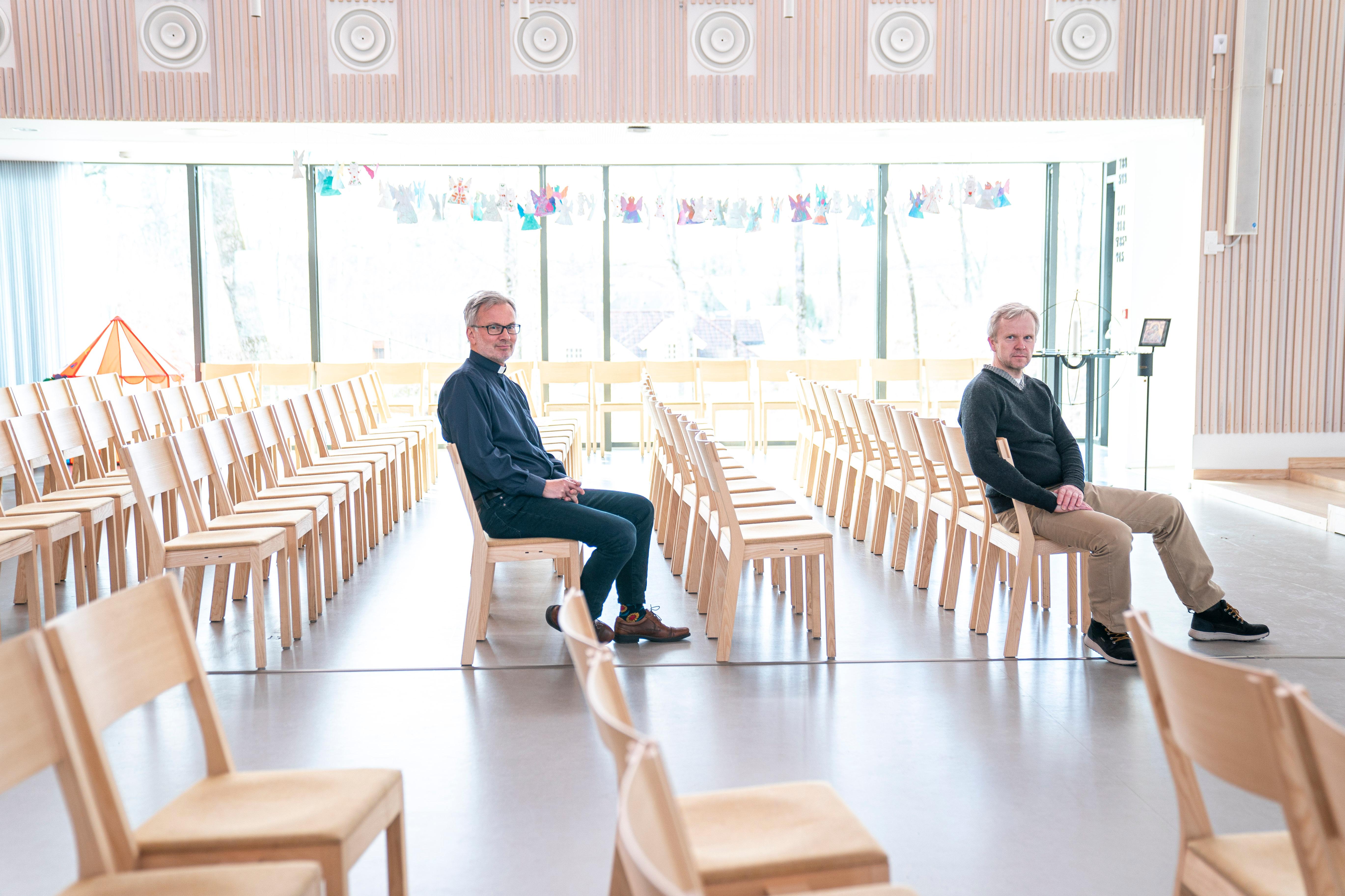 Prost Gunnar Næsheim tilbyr gravferdsseremonier i regi av andre livssynssamfnn i Eiksmarka kirke. Morten Berge, daglig leder i Eidsmarka og Østerås menigheter