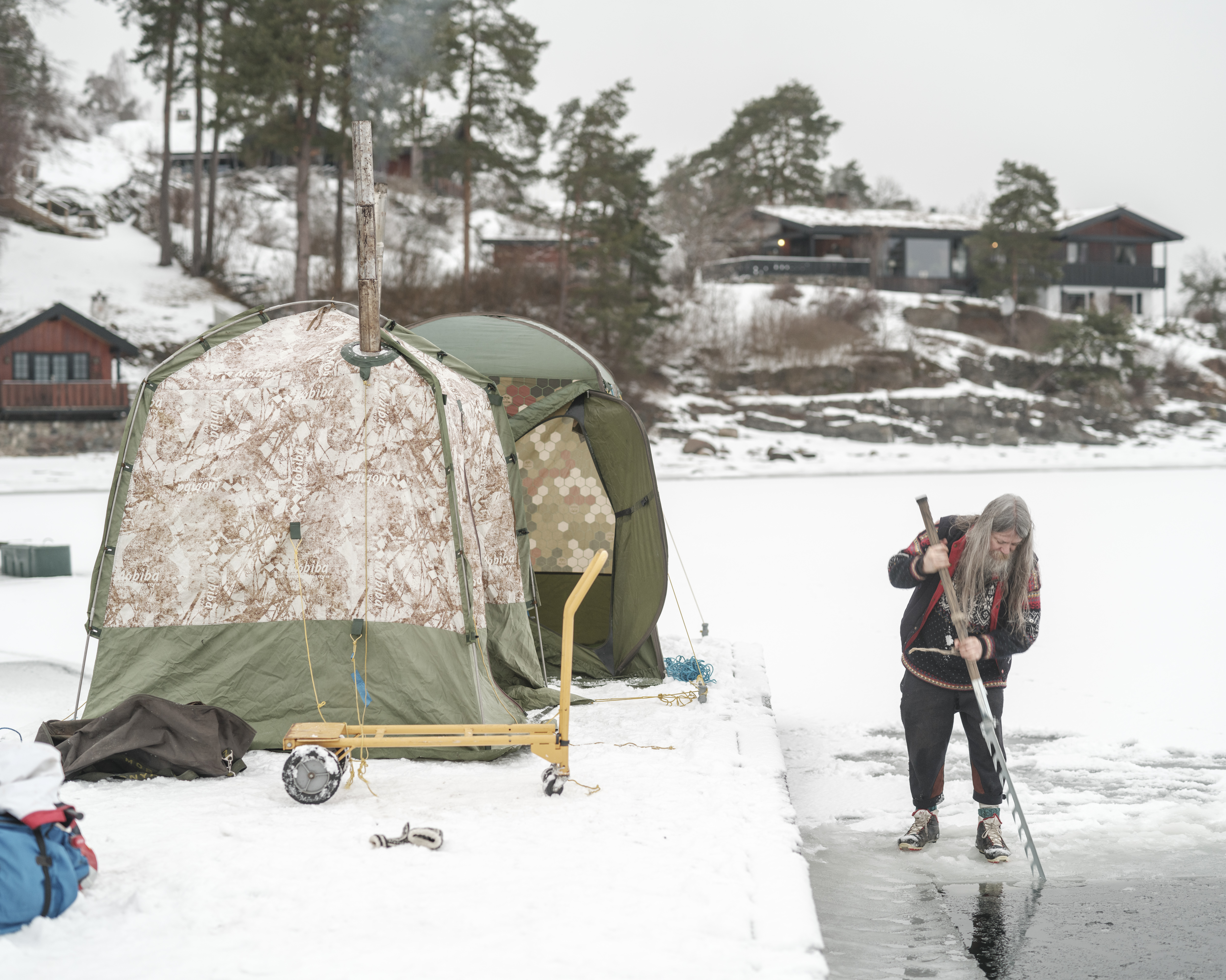 Trygve Bauge isbader ved Holmen fjordhotell. Støttegruppa for Trond Giske.