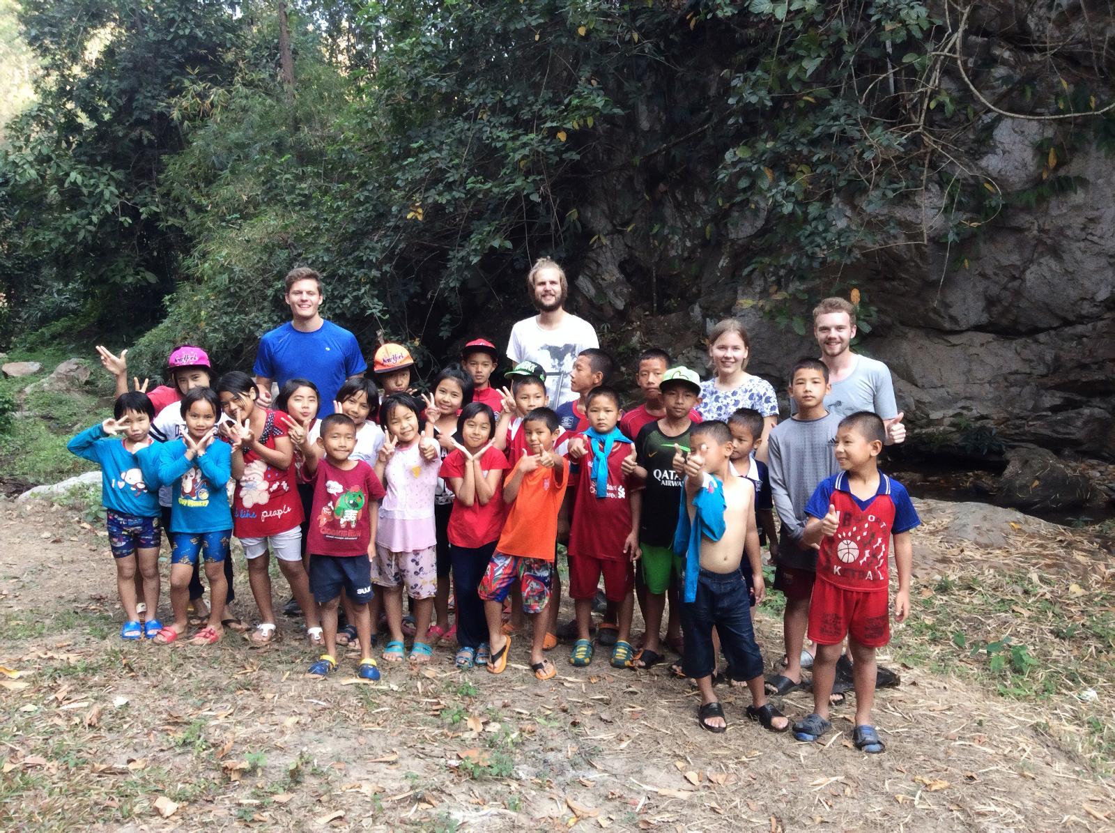 från Rimforsa till Thailand. Nu startar Evangeliska frikyrkan och Liljeholmens folkhögskola en bibelskola i Thailand där deltagarna ska kunna få en inblick i hur det är att vara missionär. Bilden visar Evangeliska frikyrkans korttidsmissionsprogram Step Out i Bangladesh och Kambodja 2016. Terminen börjar och avslutas dock med en vecka på Liljeholmens folkhögskola i Rimforsa. 