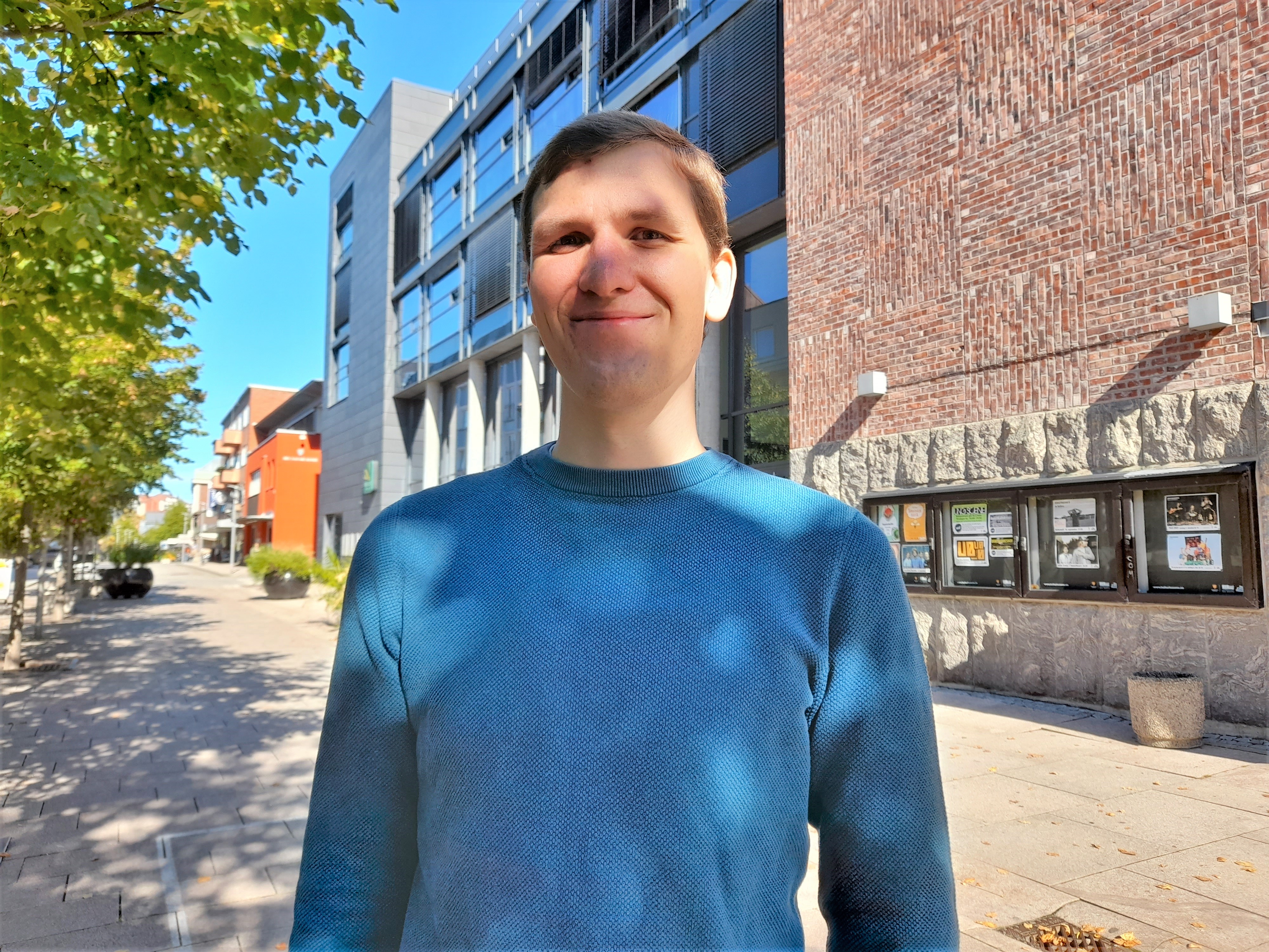 Tommy Sørensen (29) i blå genser, utenfor valglokalet i Fredrikstad sentrum 13 september 2021