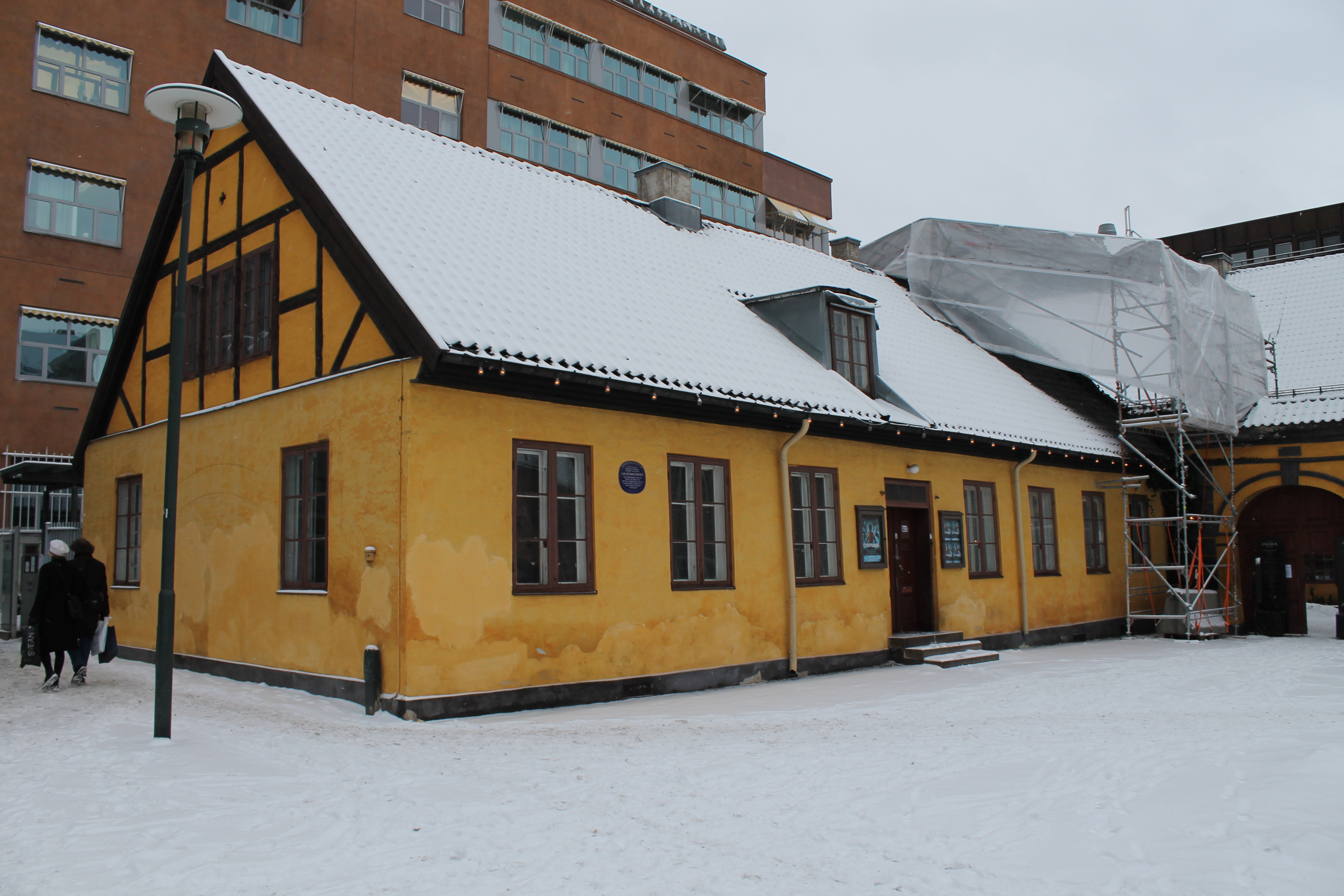 Lædelfamilien bodde i 1801 i Anatomigården ved Christiania torv. Huset ble oppført allerede i 1640 og er et av byens eldste bindingsverkshus.