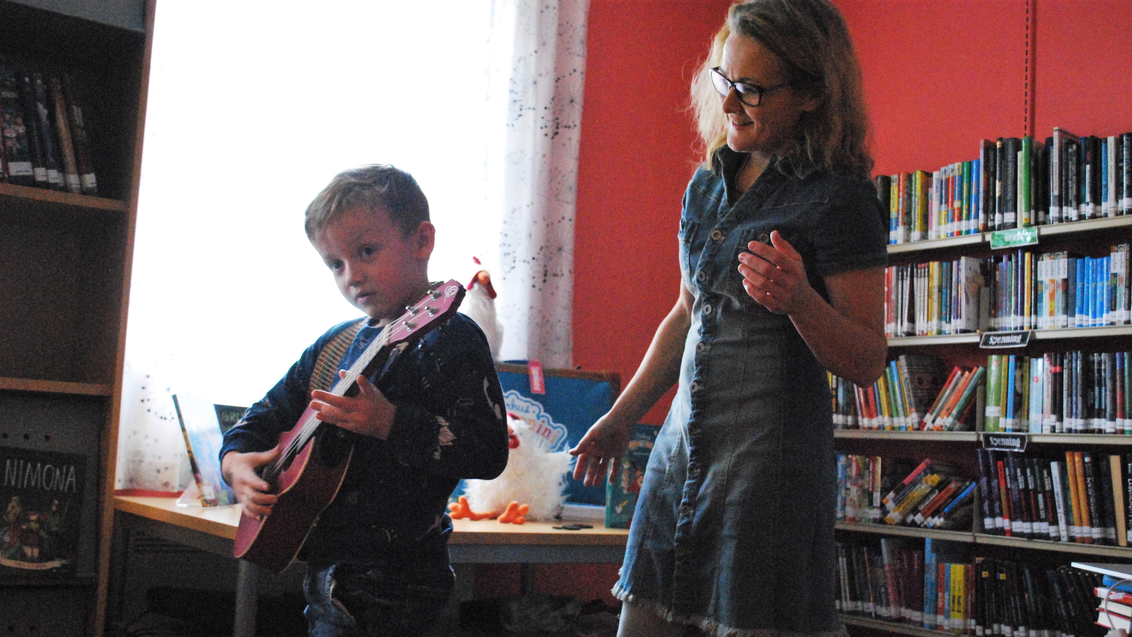 Da boka var ferdiglest fikk alle barna som ville, prøvespille på ukulele.