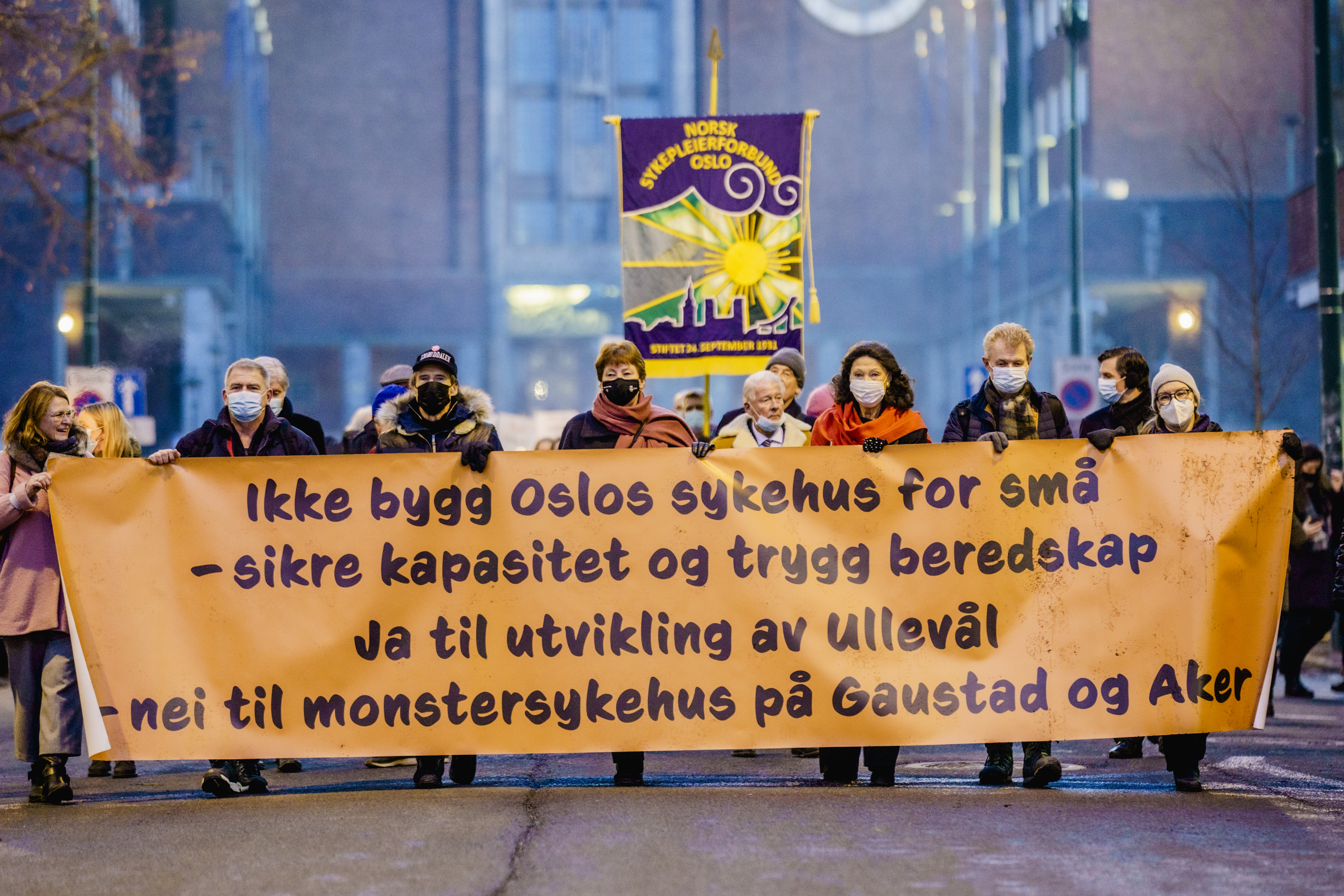 F.v. leder i Oslo legeforening Kristin Hovland, Bjørn Wølstad-Knudsen, leder i Fagforbundet Sykehus og Helse i Oslo, Jan Bøhler (Sp), ordfører i Oslo, Marianne Borgen, Carl I. Hagen og Åse Kleveland under Folkeaksjonen Redd Ullevål sykehus sin markering utenfor Stortinget over motstand mot Helse sør-øst sine fremtidsutsikter for Oslo universitetssykehus. Foto: Stian Lysberg Solum / NTB