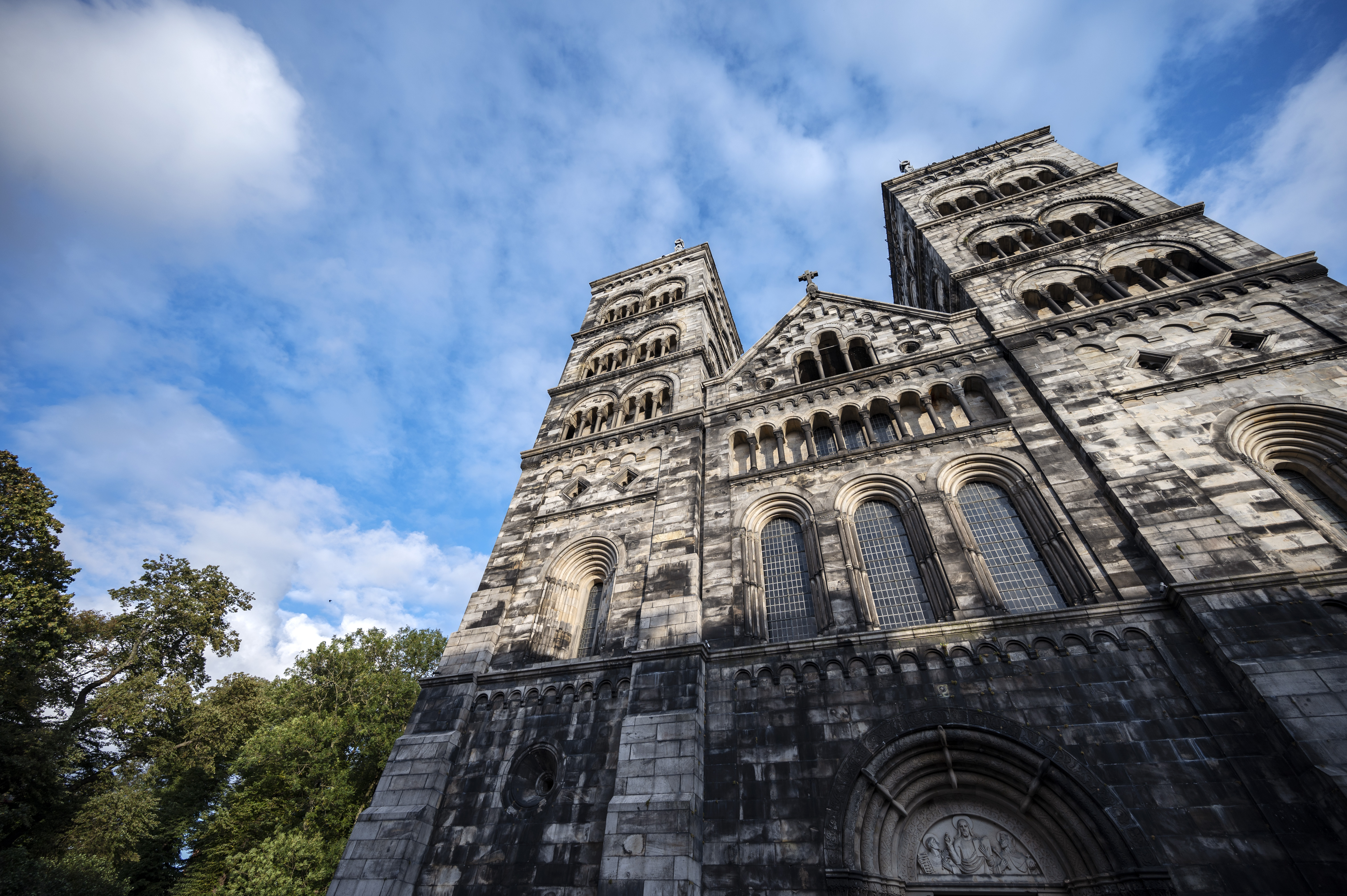 Större gudstjänster i helgen - hinner kyrkorna anpassa sig?