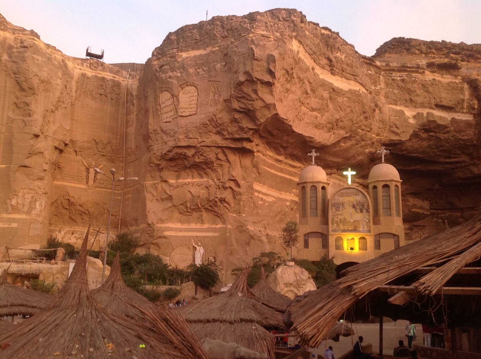 I de här bergen i utkanten av Kairo ligger den största kyrkan i Mellanöstern med plats för 20 000 besökare. I årtionden har Kairos kristna sophämtare bott vid den kyrkan, men 2003 bestämde sig stadsledningen för att ge multinationella företag i uppdrag att hämta soporna.