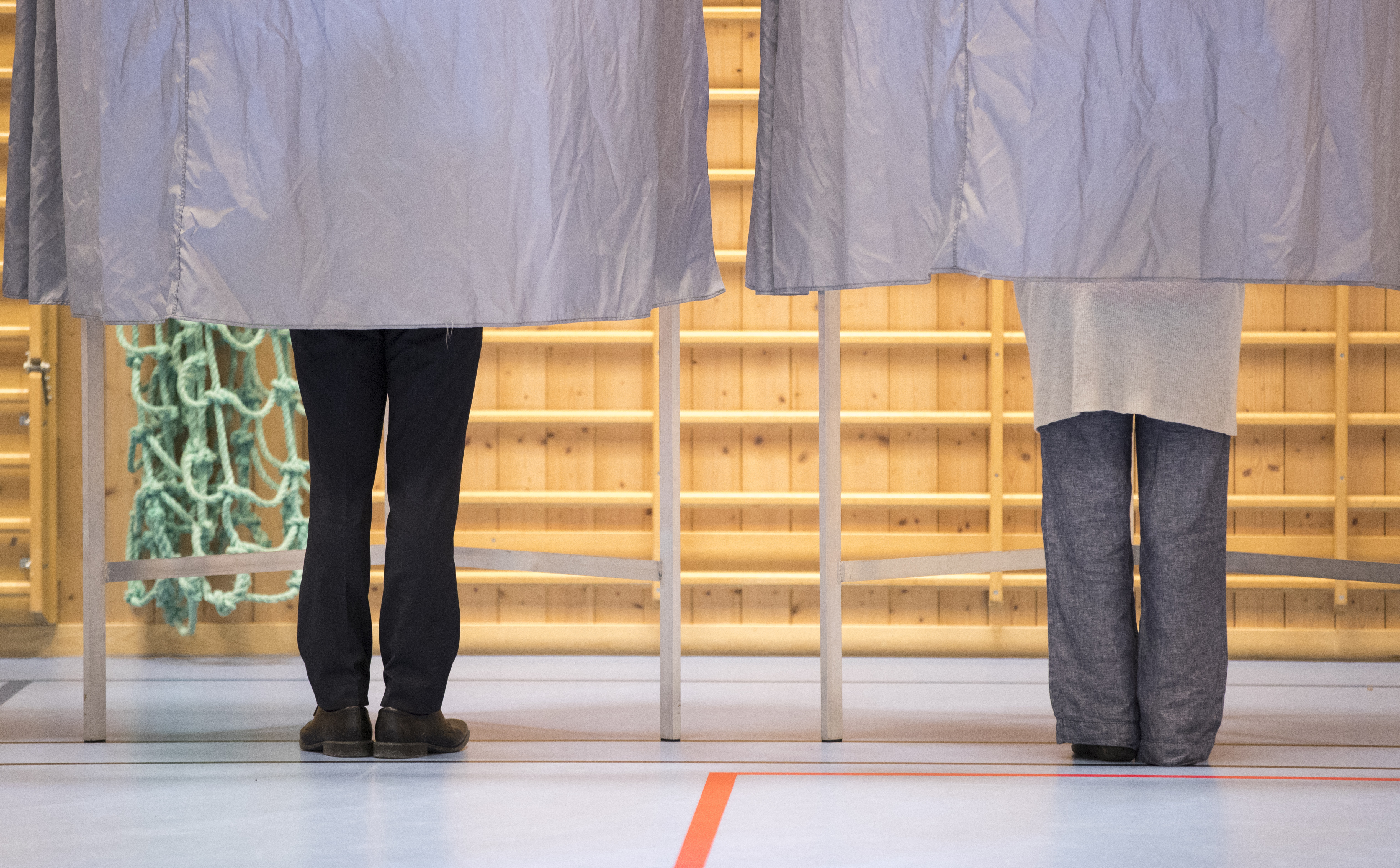 Oslo  20170910.
Ap-leder Jonas Gahr Støre  og kona Marit Slagsvold avgir sin stemme på Svendstuen skole.
Foto: Terje Pedersen / NTB