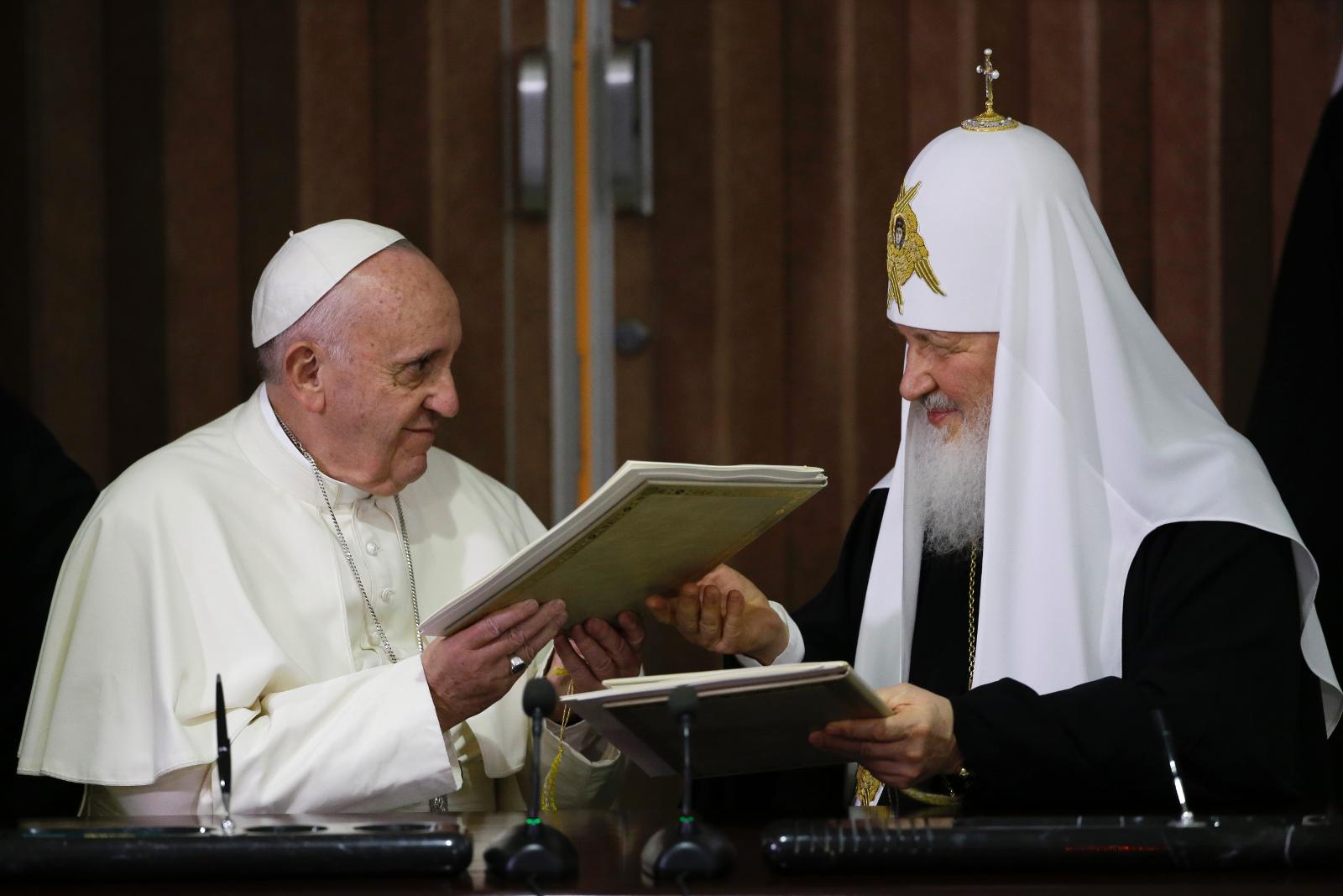 Påven och rysk-ortodoxa patriarken Kirill.