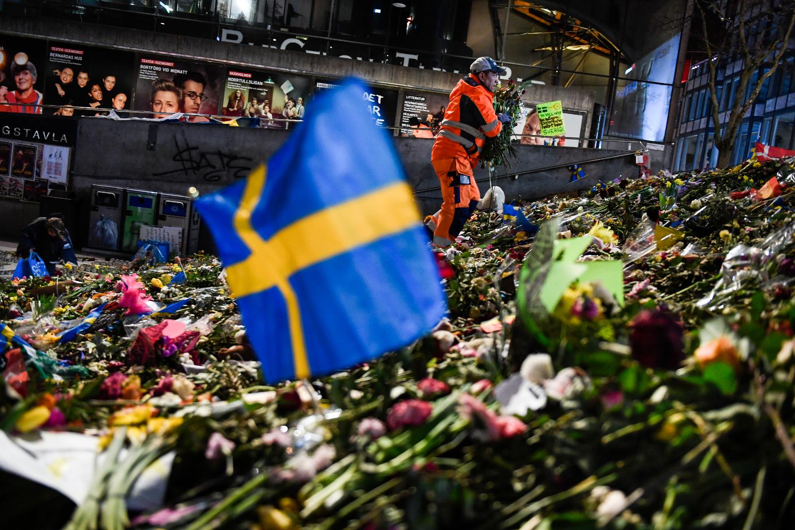 Blomhav på Sergels torg i Stockholm efter att Rakhmat Akilov utfört sitt dåd.