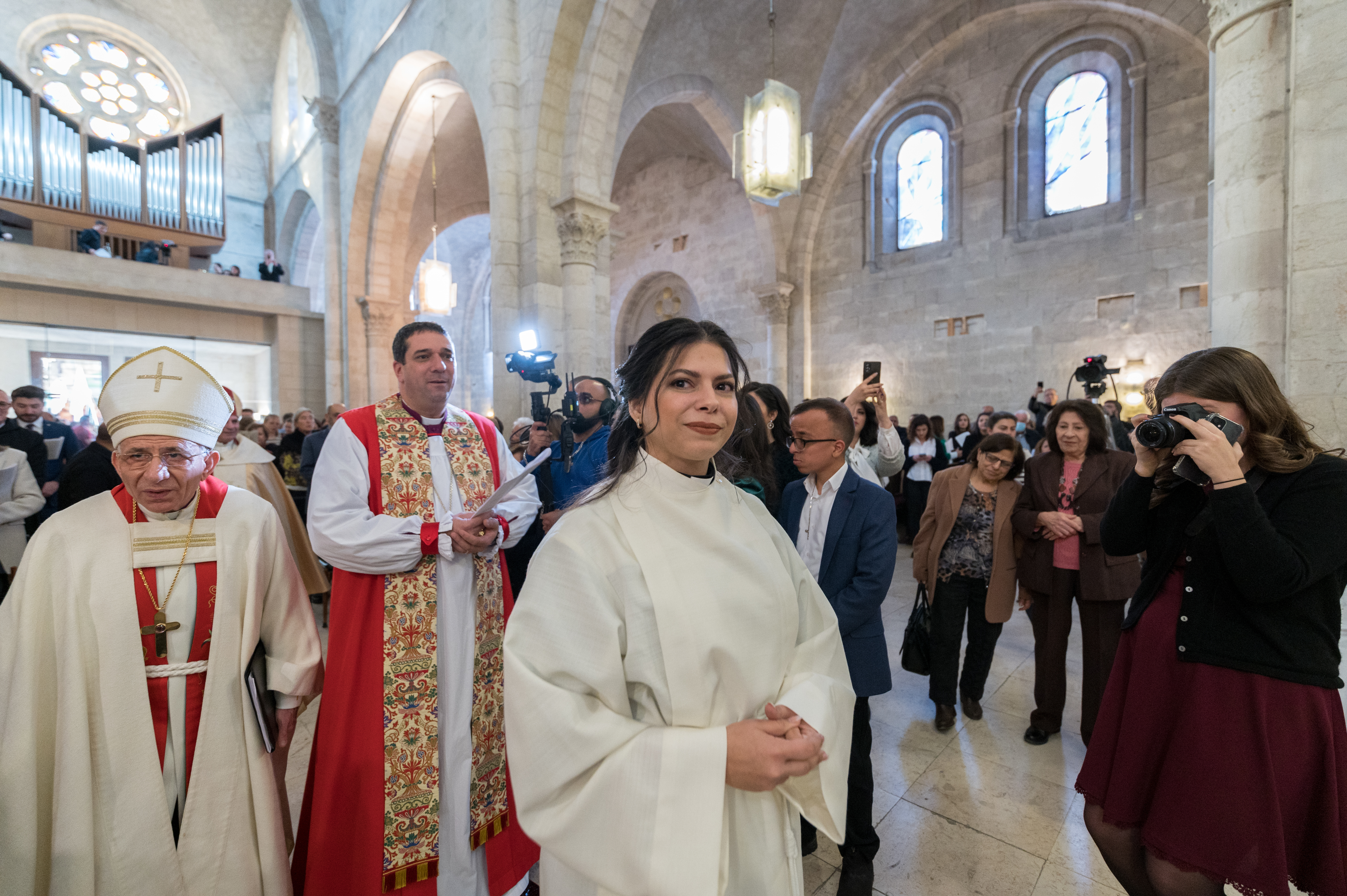 Det är hög stämning när Sally Azar som första palestinska kvinna vigs till präst i
den stora Frälsarens kyrka (Church of the Redeemer) i Jerusalem.