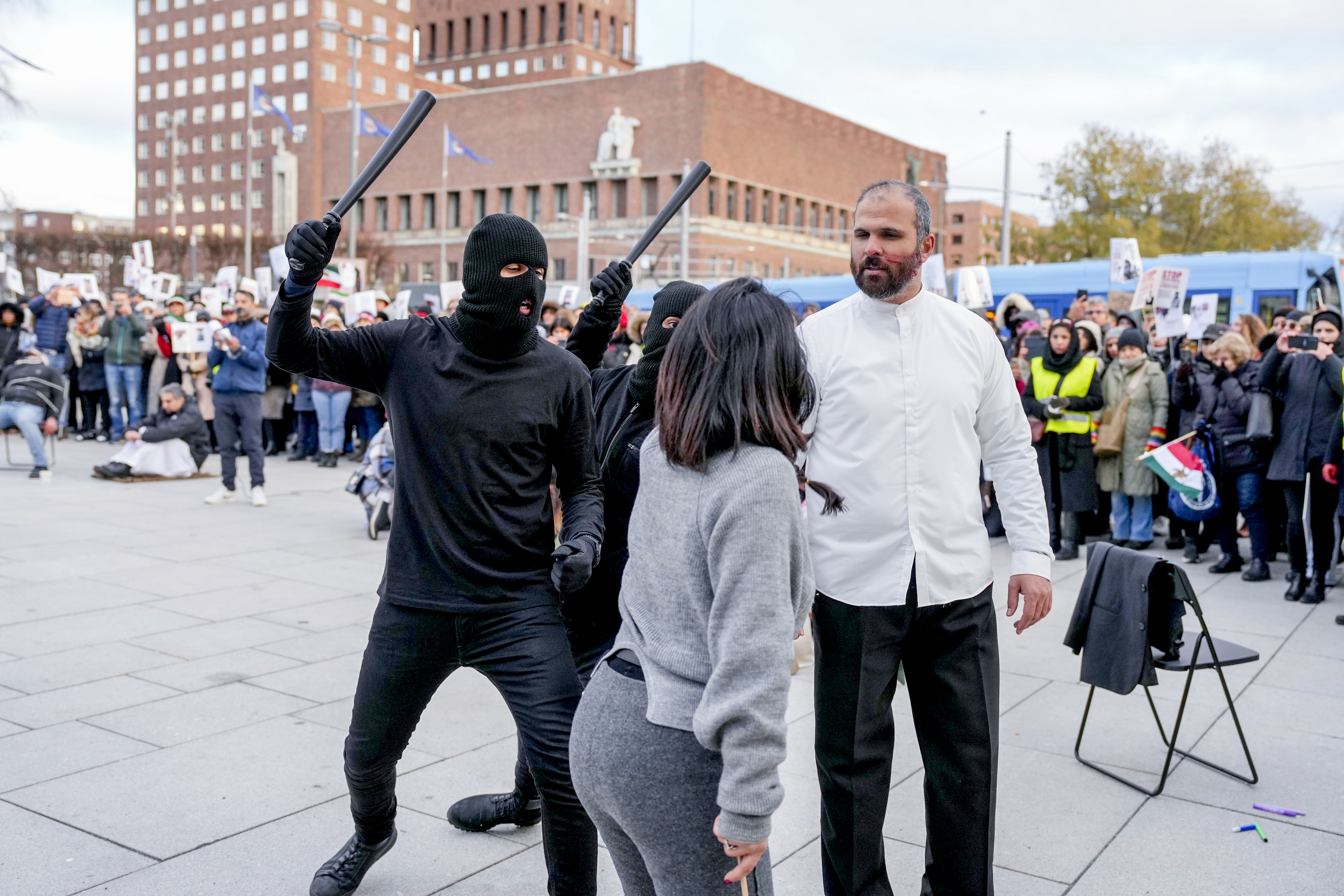 GATETEATER: Ali Mirvahabi deltar i gateteater under en demonstrasjon mot regimet i Oslo. Siden i høst har mange iranske kvinner demonstrert ved å nekte å bære hijab i offentligheten.