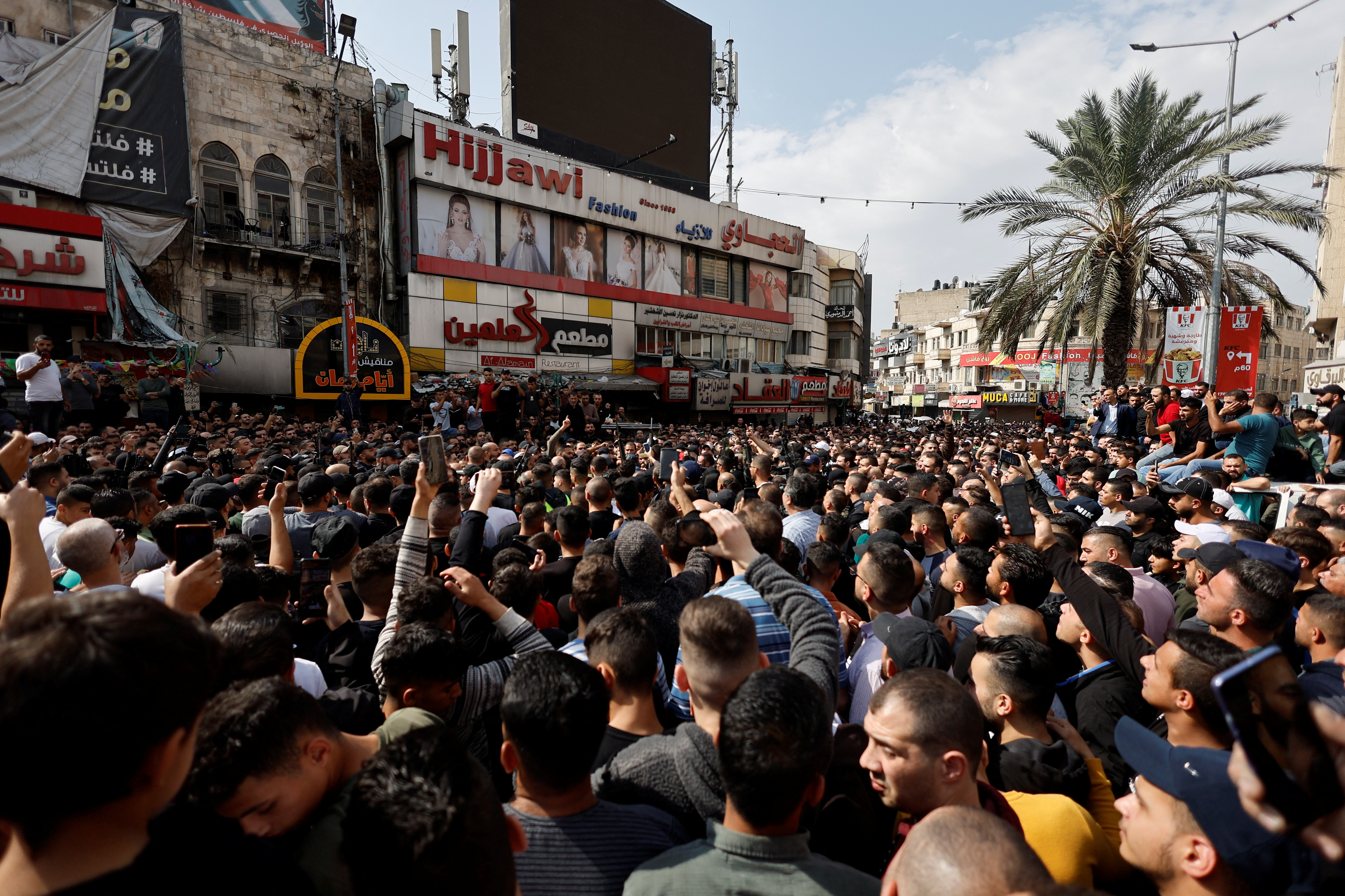 Palestinere møtte opp til begravelsen til et av medlemmene i gruppa Løvens hule som ble drept i Nablus tidligere denne uka.