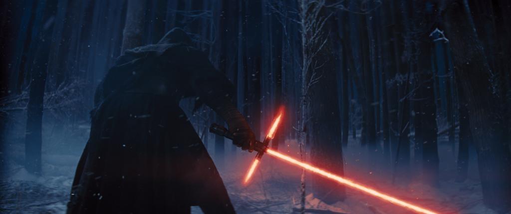 Filmens viktigste skurk er den mørkkledde og maskerte Kylo Ren (Adam Driver). Han gikk i jedilære hos Luke Skywalker, men ble forført av  mørke side.