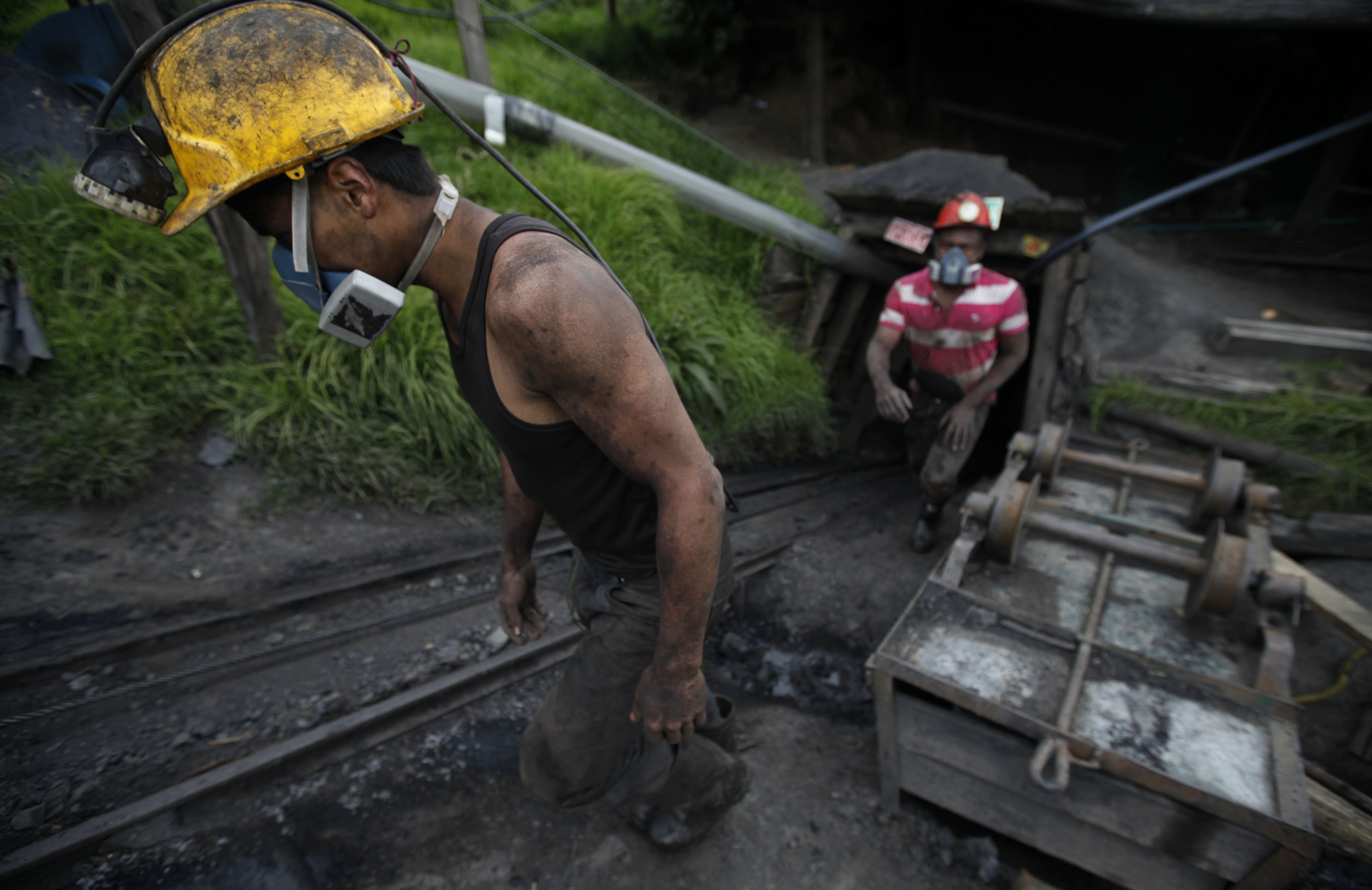 Mye av kullet som importeres til Norge kommer fra Colombia, noe Framtiden i våre hender er kritisk til. Bildet viser arbeidere i La Flauta-gruven.