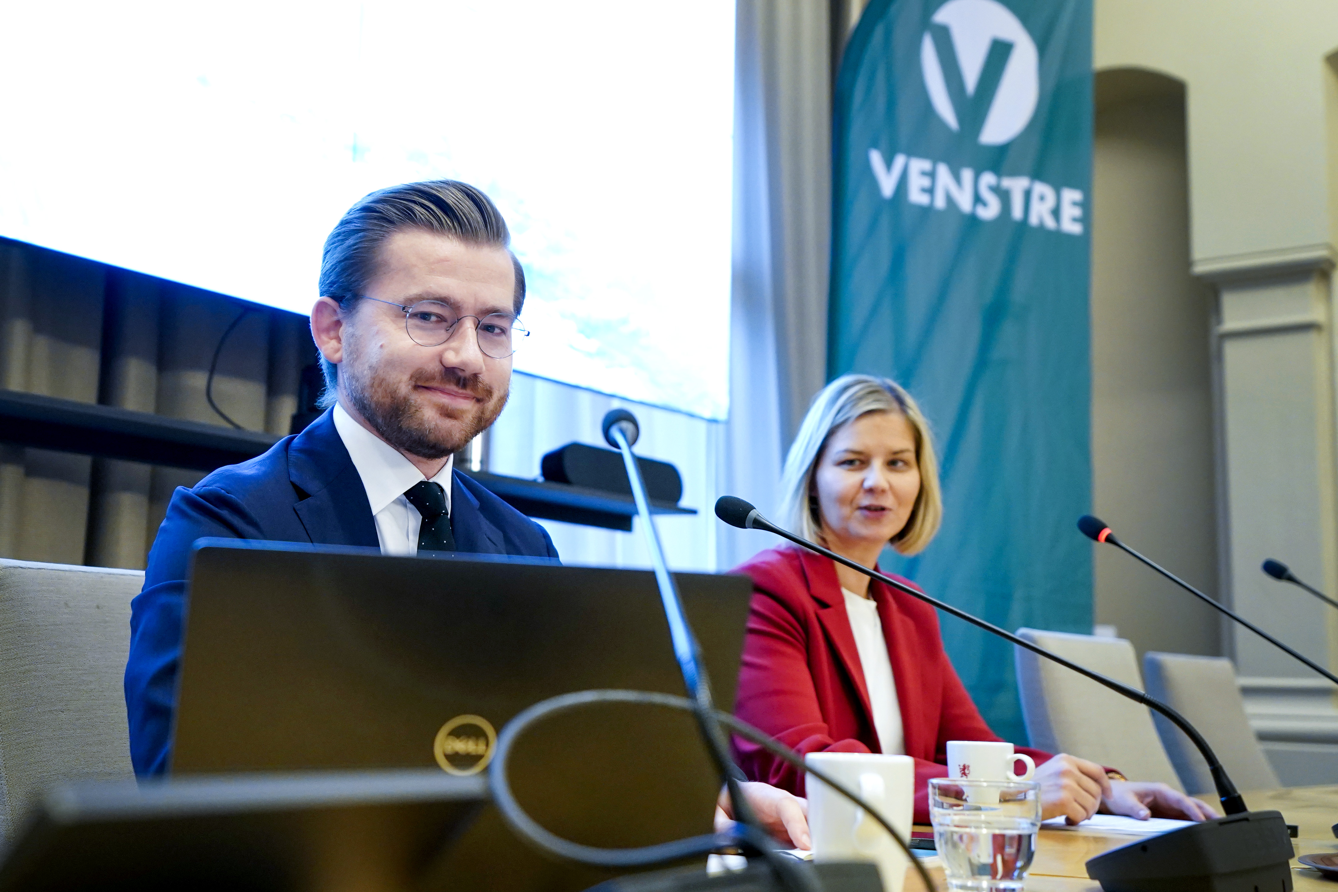 Oslo 20221115. 
Leder Guri Melby og nestleder Sveinung Rotevatn i Venstre før presentasjonen av partiets alternative statsbudsjett.
Foto: Lise Åserud / NTB