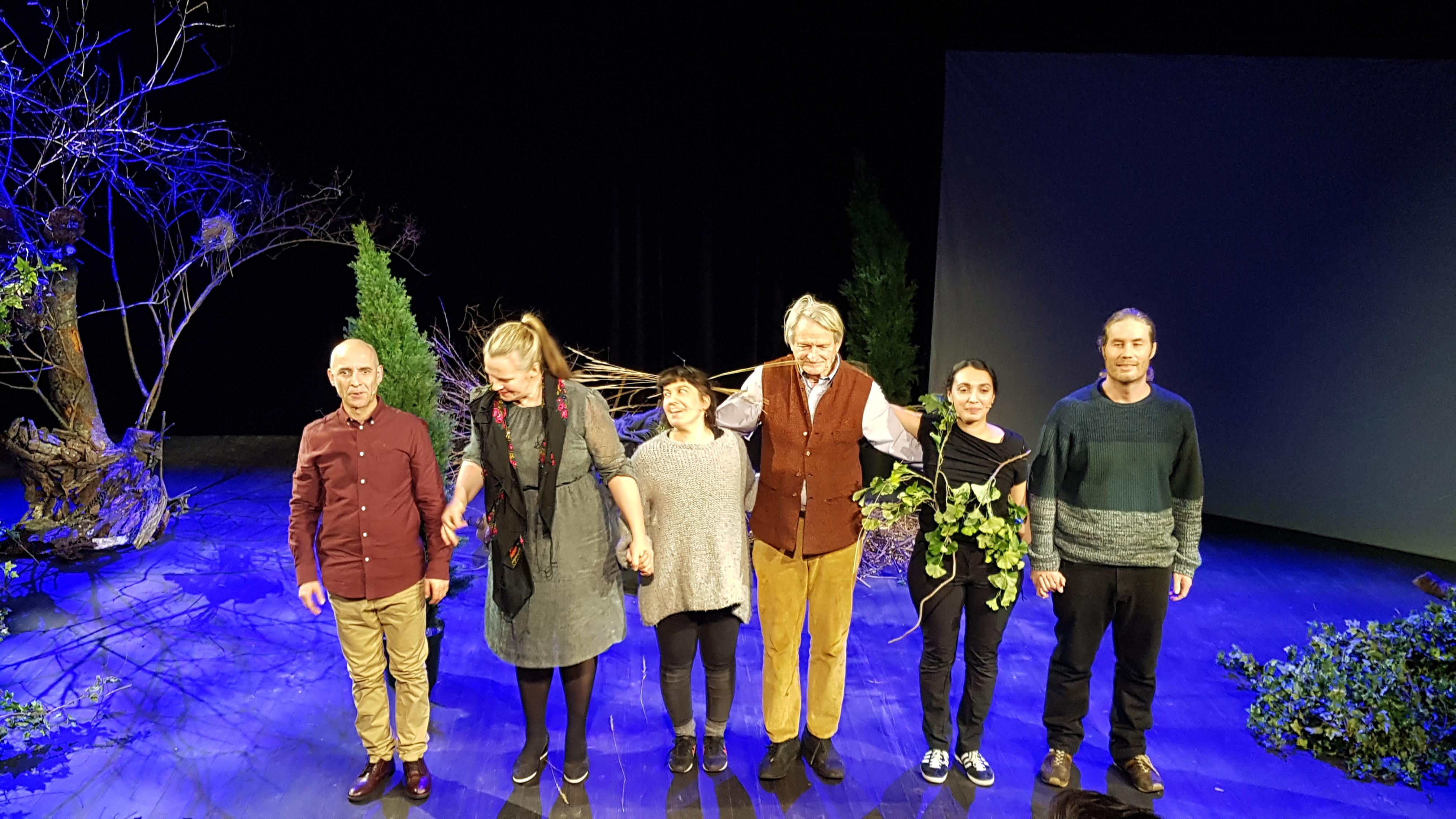 «Ways of Seeing»-teamet på scenen etter forestillingen på Vega Scene tirsdag kveld. Fra v. Ali Djabbary, Pia Maria Roll, Hanan Benammar, Kjetil Lund, Sara Baban, Marius von der Fehr