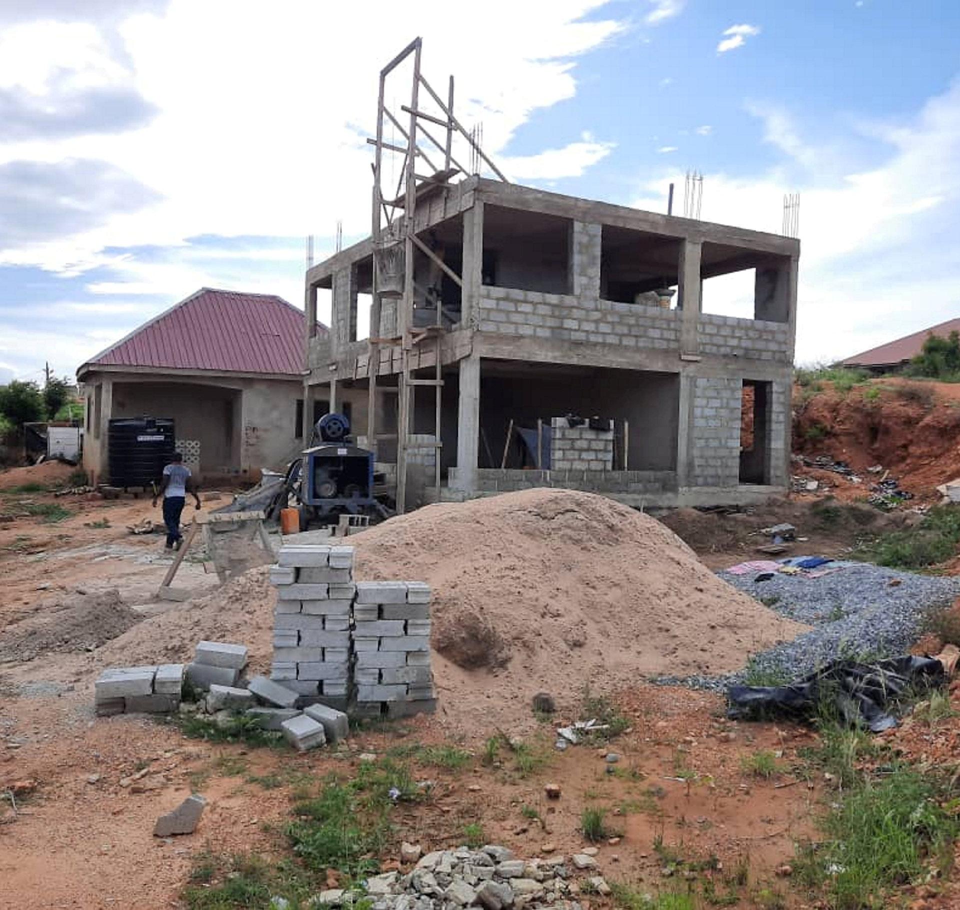 Organisasjonen til Bel Afful-Mensah bygger det eneste tilfluktshuset for kvinner som er rammet av vold i hjemmet i Ghanas hovedstad, Accra. Men krisen har forsinket arbeidet. Foto: The Pearl Safe Haven