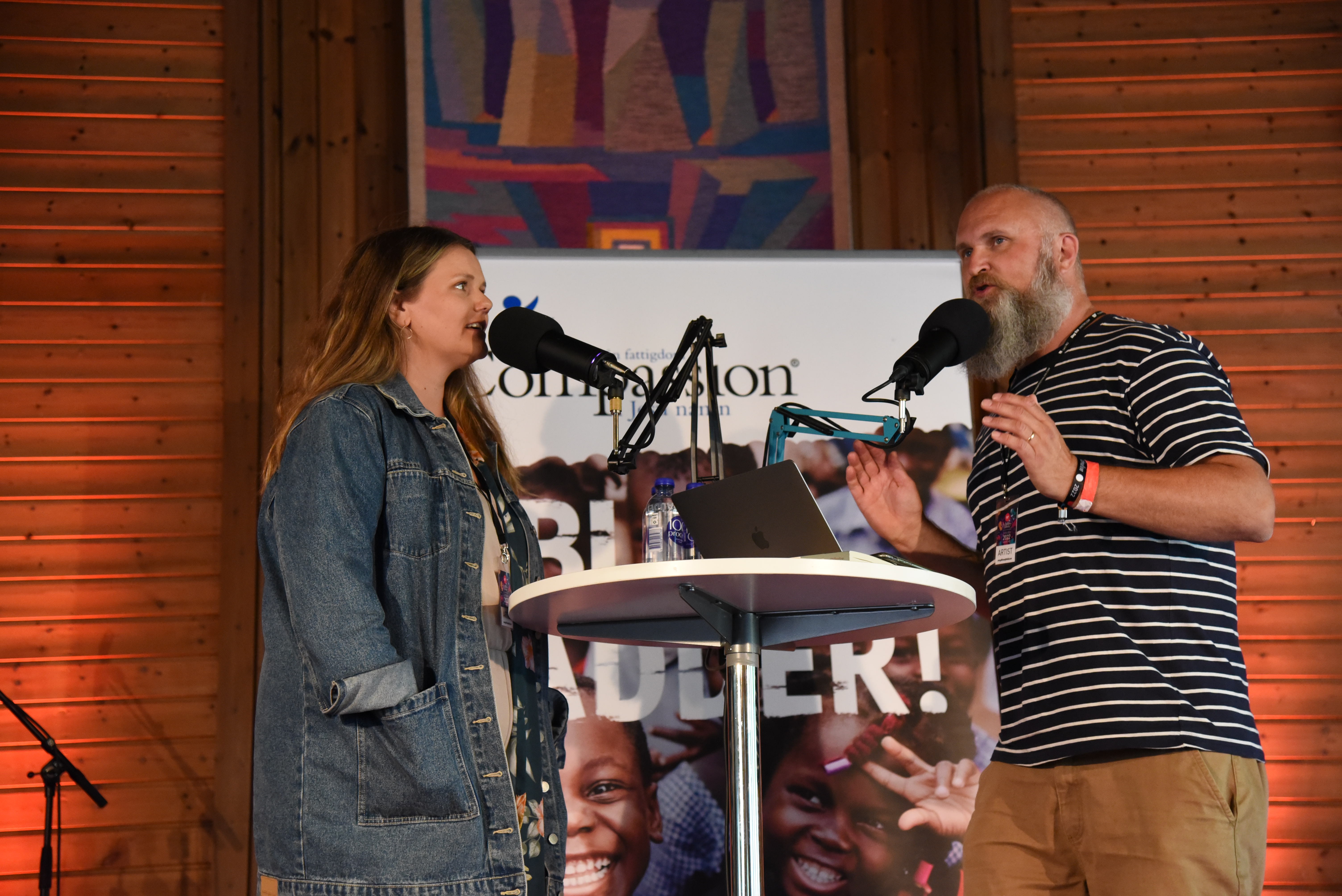 Gullbrannafestivalen 2022. Mattias Martinson passade på att spela in nya avsnitt av sin podd "Martinson möter". Här gästas han av lovsångsledaren och låtskrivaren Josefina Gniste.