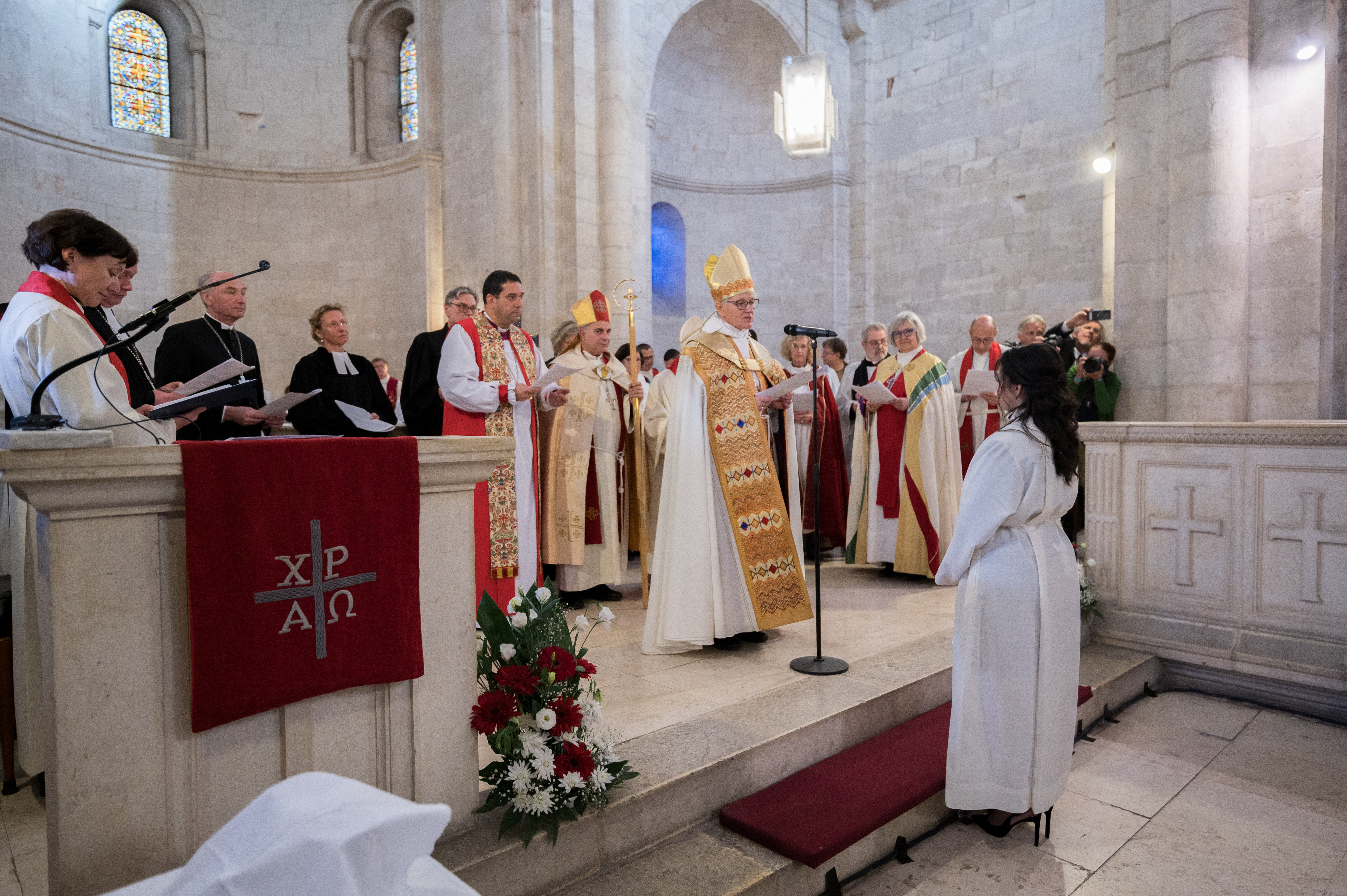 Det är hög stämning när Sally Azar som första palestinska kvinna vigs till präst i
den stora Frälsarens kyrka (Church of the Redeemer) i Jerusalem.