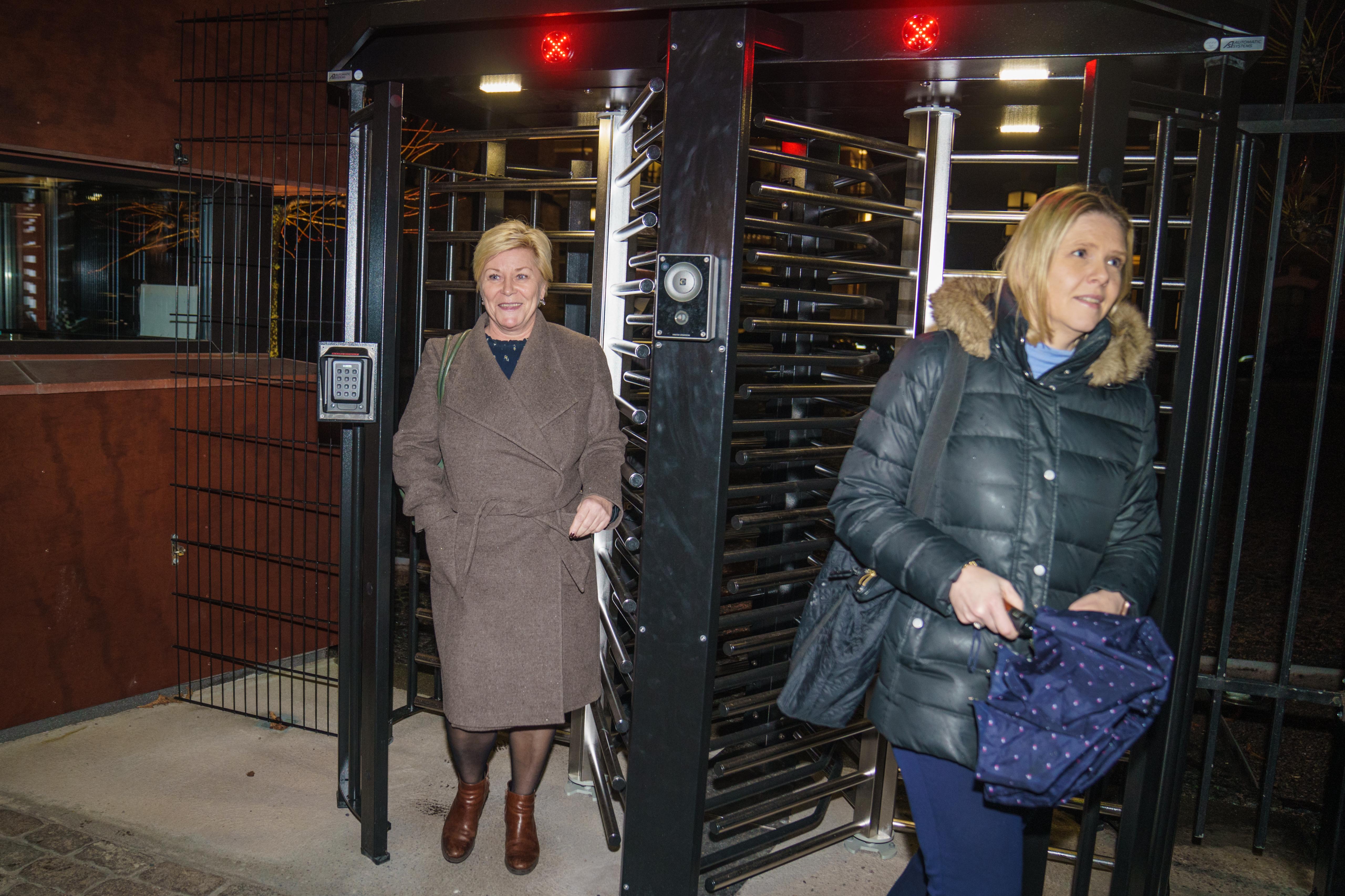 Oslo 20201130. 
Siv Jensen og Sylvi Listhaug forlater statsministerens kontor i Oslo etter nye møter i budsjettforhandlingene mellom regjeringspartiene og Frp.
Foto: Stian Lysberg Solum / NTB