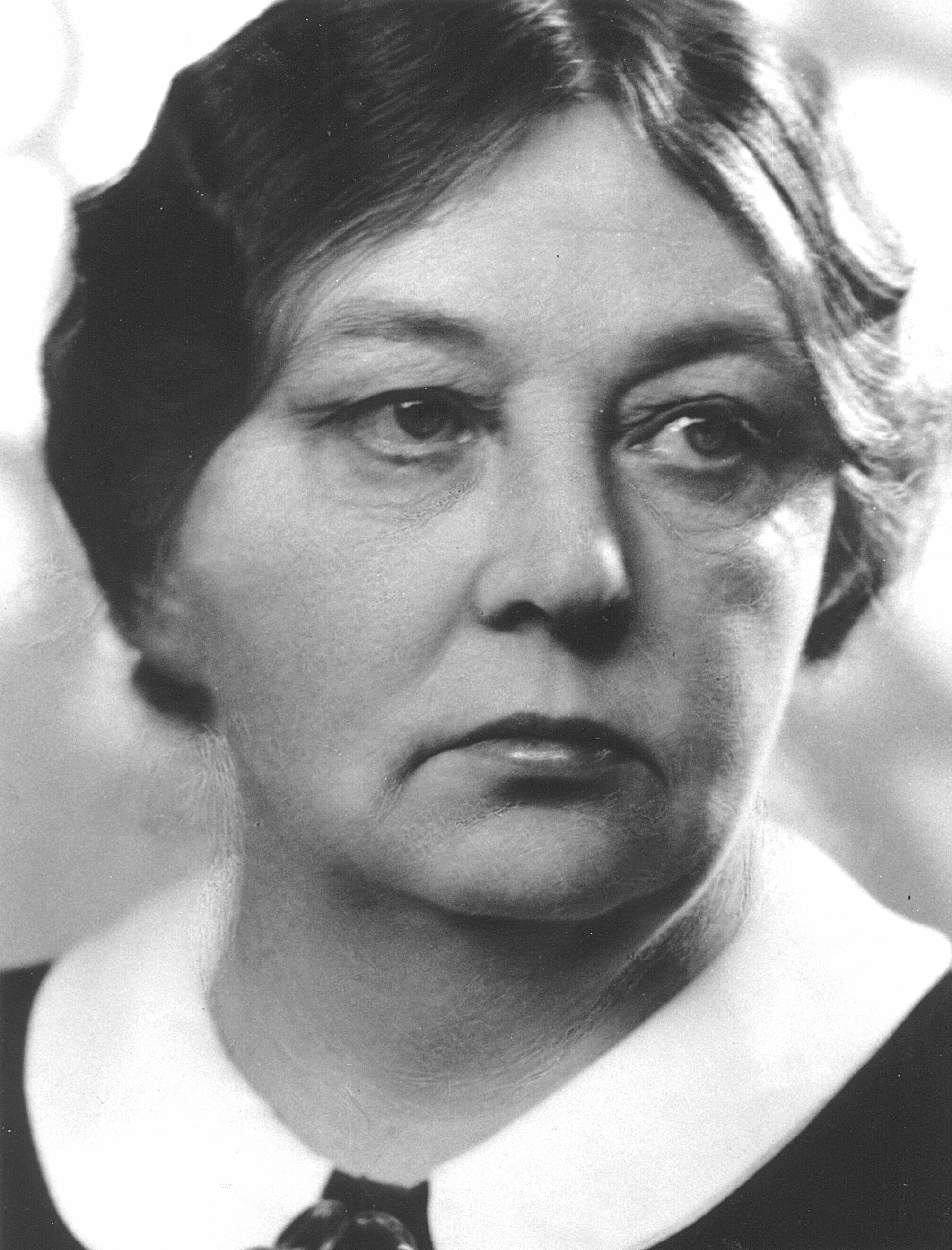 1941. Sigrid Undset (1882-1949) Stor norsk forfatter, født i Kalundborg, Danmark. Debuterte med ekteskapsromanen "Fru Martha Oulie" i 1907, og fikk sitt gjennombrudd med romanen "Jenny" i 1911. Hun har bl.a. skrevet trilogien "Kristin Lavransdatter" - en historisk roman fra 1300-tallet. Ble innvilget diktergasje av Stortinget i 1922, og ble tildelt Nobelprisen i litteratur i 1928. (mp 1165)  Foto: NTB / SCANPIX 