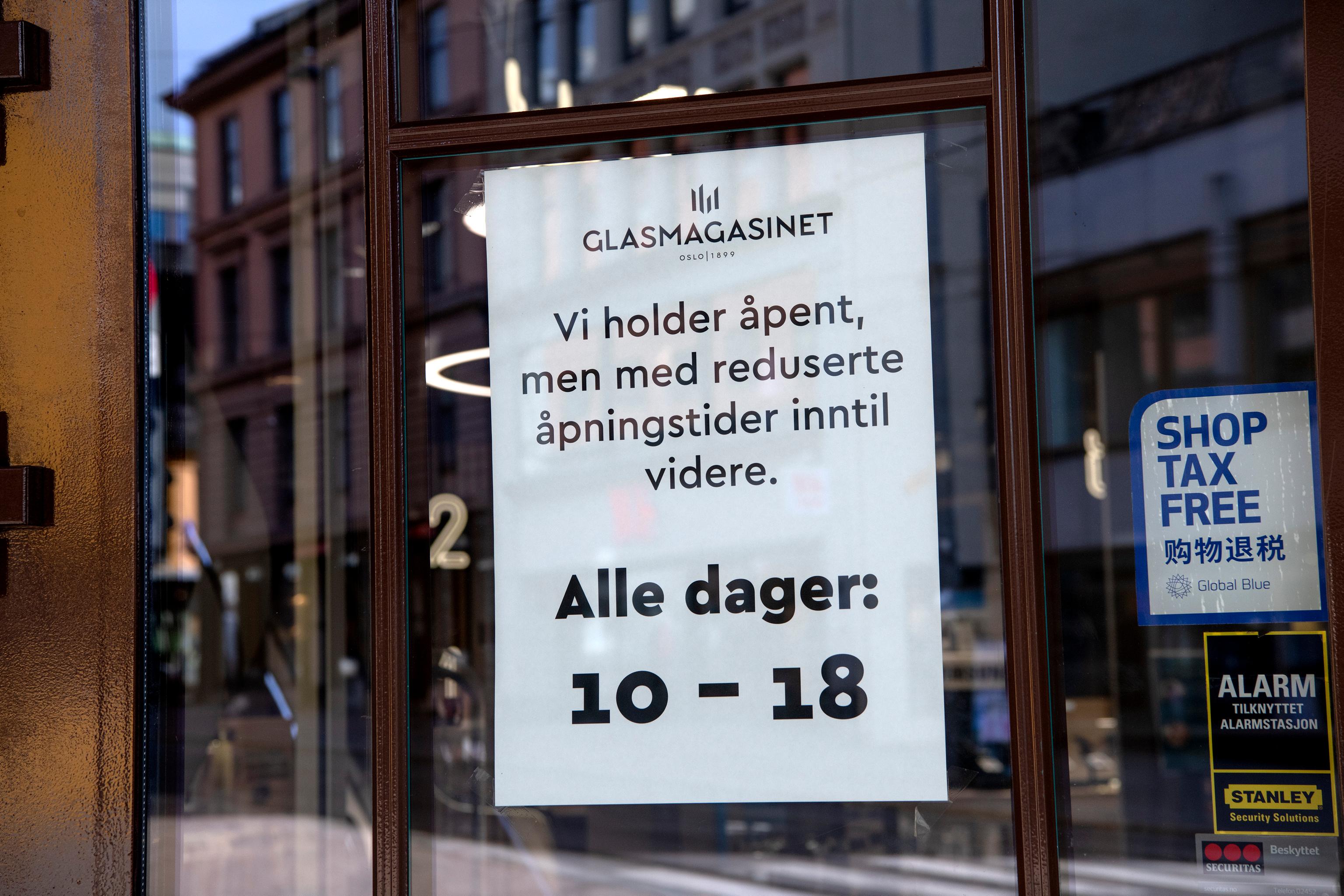 Stengte utesteder pga koronautbruddet. Stille i byen. Skilt vedr. stengt. Butikker. 