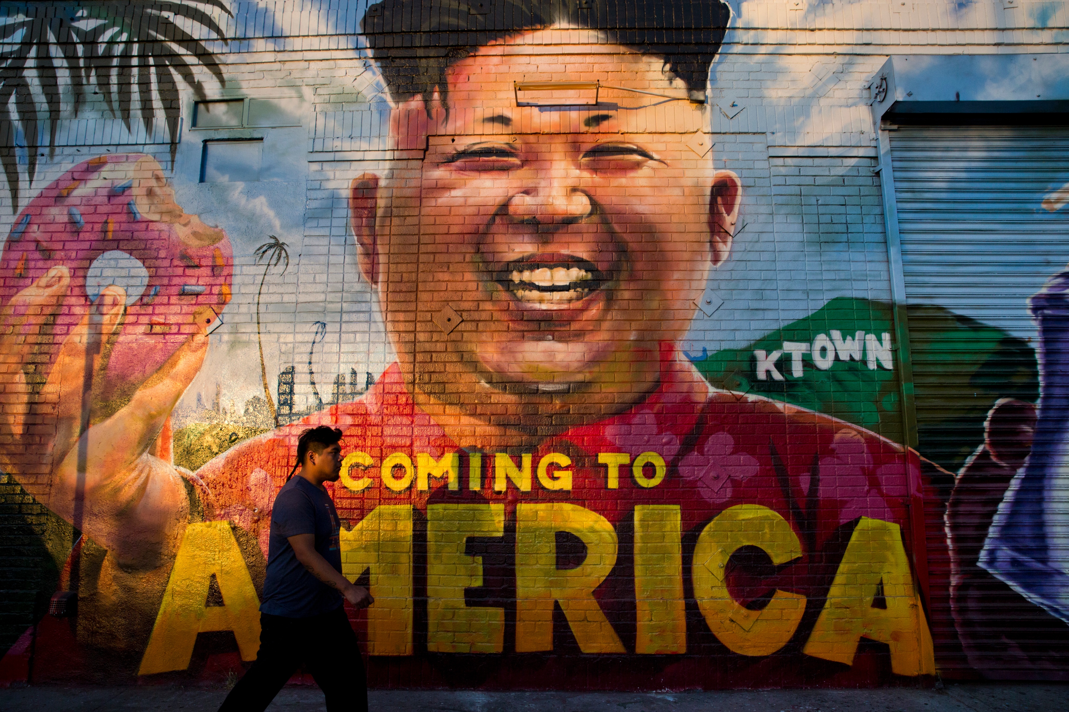 «Kommer til Amerika», står det på dette Kim-murmaleriet i Los Angeles. Diktatoren er invitert til Det hvite hus etter toppmøtet med Donald Trump.