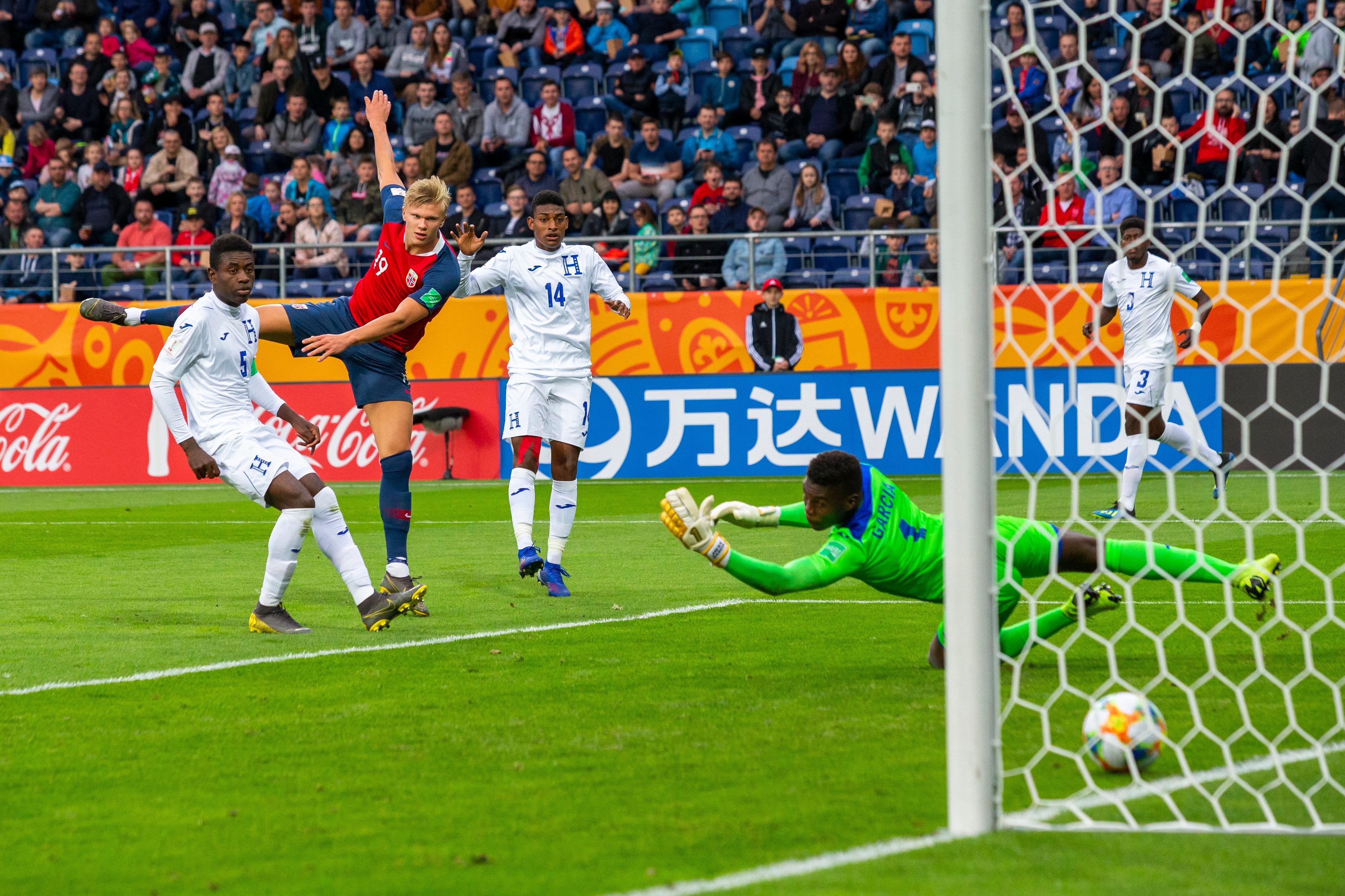 Bildet er av Erling Braut Haaland som skårer for Norge mot Honduras. Det er det sjuende målet til Norge.