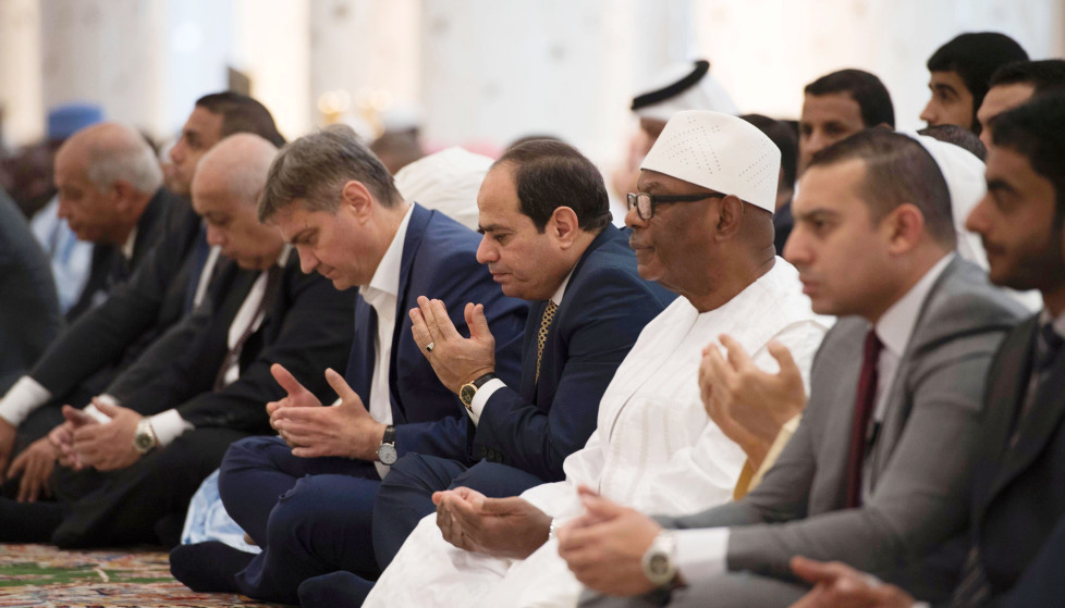 VIL REFORMERE: Egypts president Abdel Fattah al-Sisi (i midten) deltar på en fredagsbønn i en moské i Abu Dhabi i desember. Al-Sisi, som gjerne blir sett som representant for de mer sekulære kreftene i Egypt, har tatt til orde for en verdensomspennende reform av islam. FOTO: HAMAD AL-KAABI/NTB SCANPIX