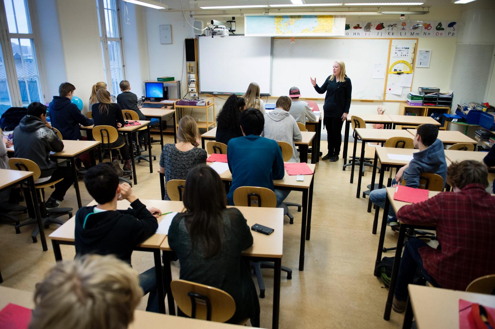 Vad undervisas? ”Hur presenteras evolutionsteorin i den svenska skolan? Får eleverna diskutera vad i evolutionsteorin som verkar vila på vetenskaplig grund och vad som verkar vila på naturalistisk/ateistisk livsåskådning?” Det undrar Lennart Holmbom.