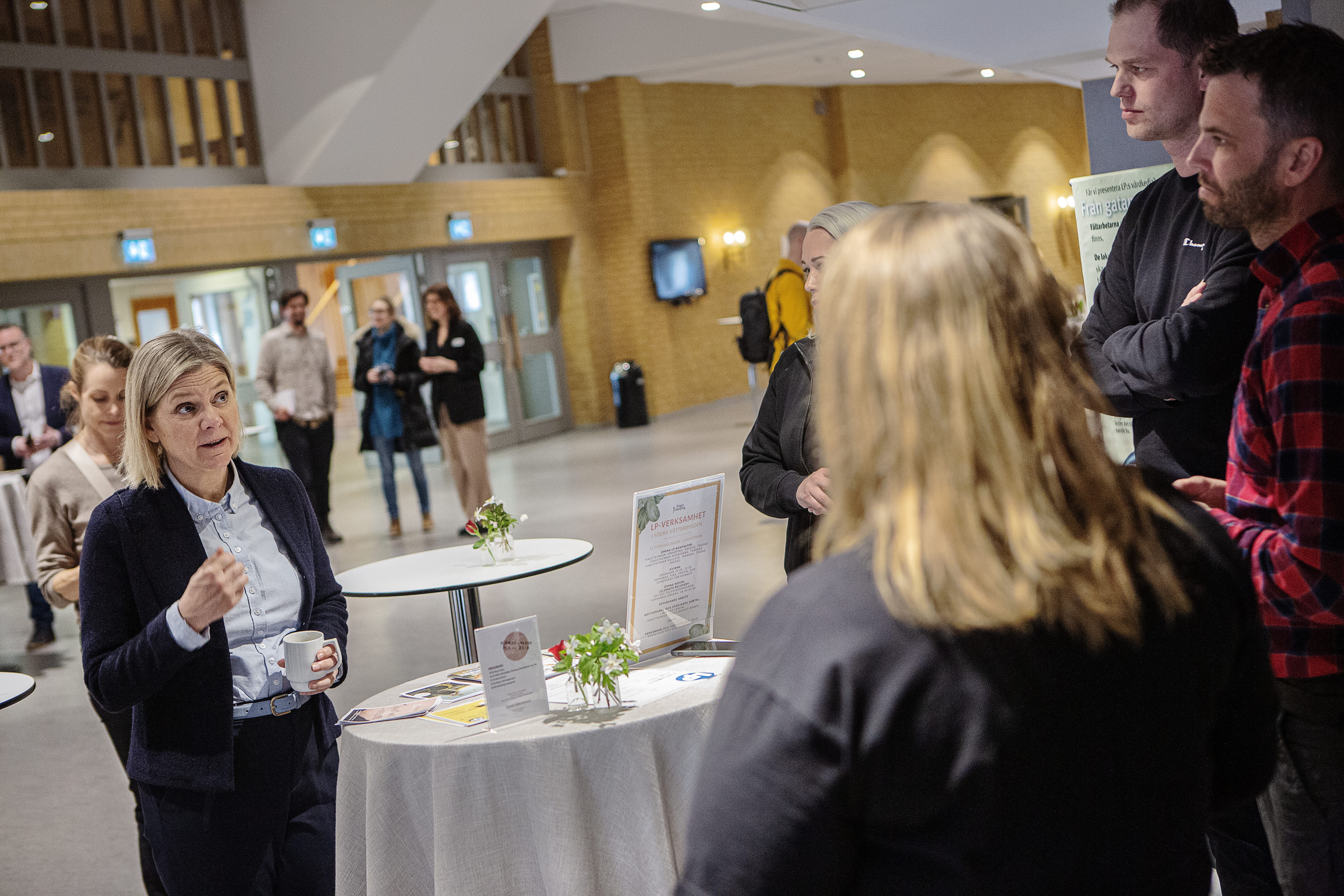 Socialdemokraternas partiledare Magdalena Andersson höll ett traditionsenligt tal på första maj inför storpublik på Hovrättstorget i Jönköping. Kort senare besökte hon pingstkyrkan i Jönköping -  hyllar kyrkornas sociala arbete.