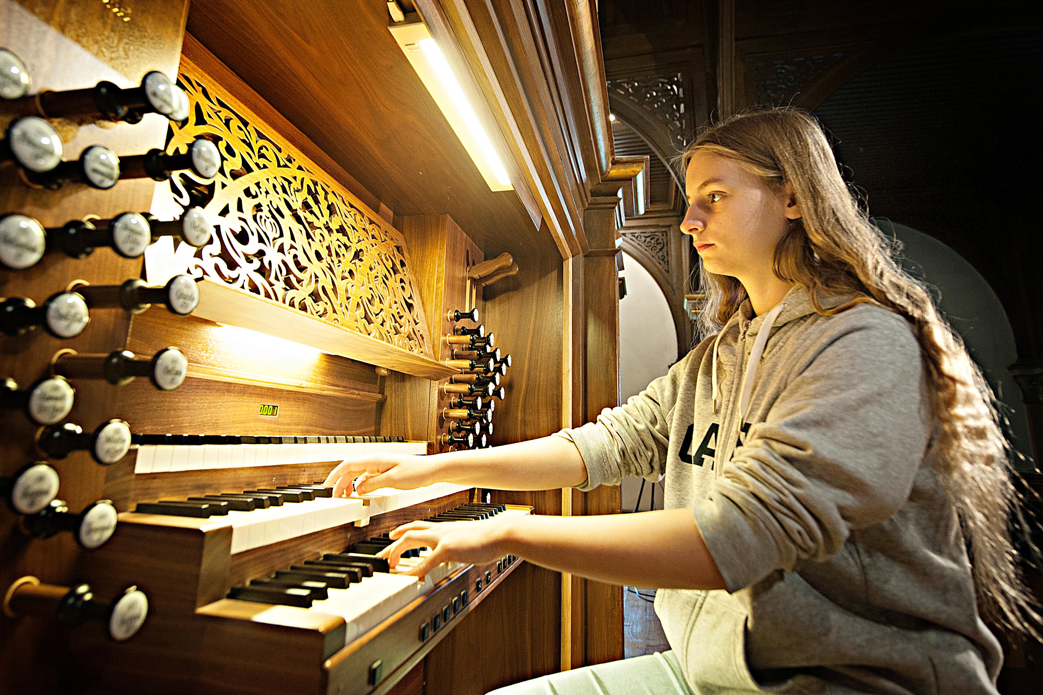 Orgeltalentet Victoria Ulriksen har slitt lenge for å få tilstrekkelig øvingstid i Oslo-kirken. Nå har saken fått en løsning. Her øver hun på orgelet i Sofienberg kirke