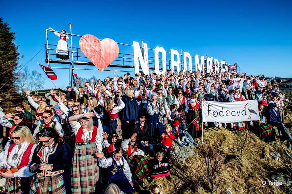 Kvinner på Nordmøre protesterer i bunad