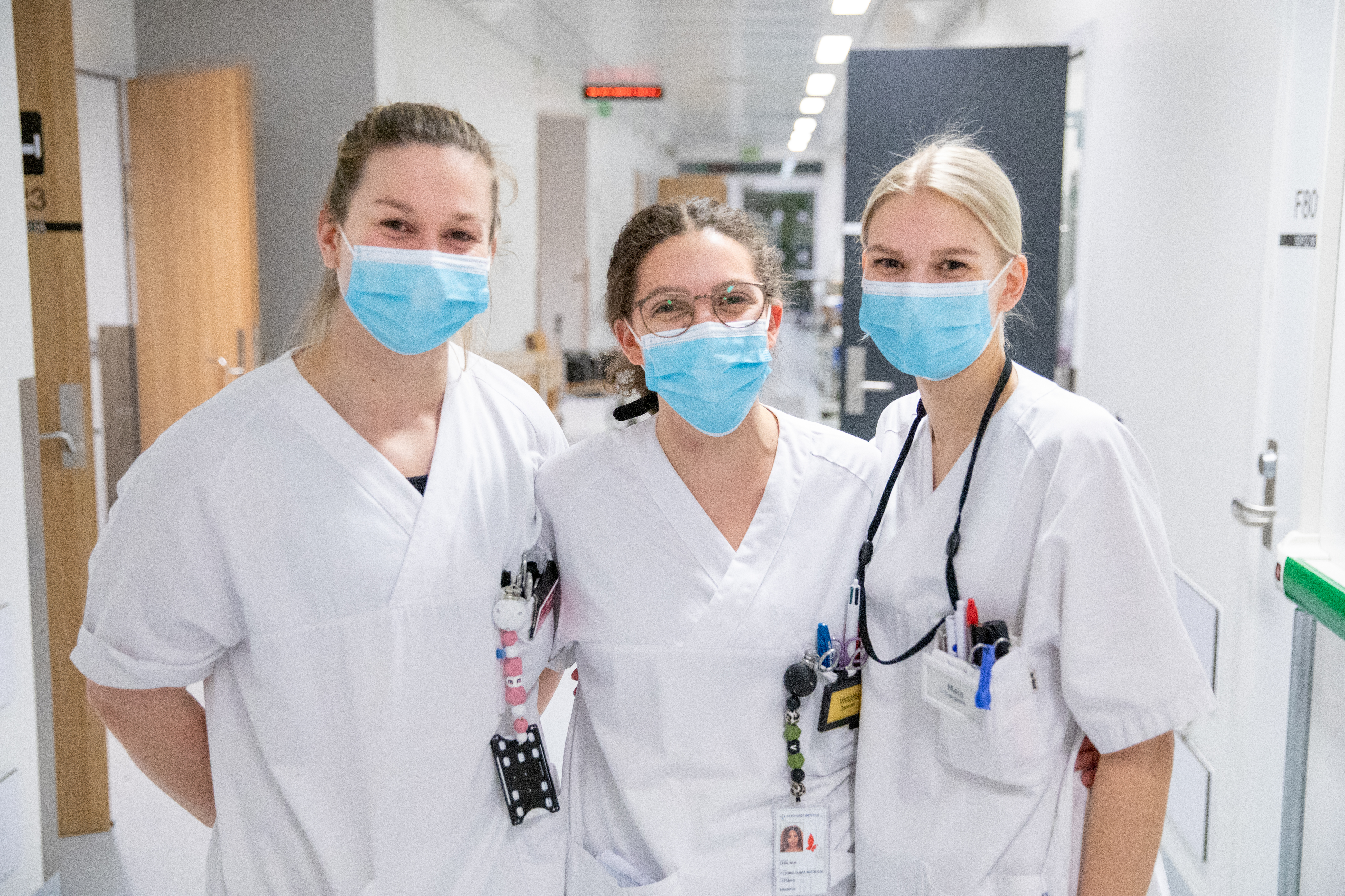 Sykepleierne Emilie Møller-Olsen (fra venstre), Victoria Catanho og Maia Jacobsen. Det gode samholdet på avdelingen er det som gjør at mange fortsetter i jobben lenger enn de ellers ville gjort.