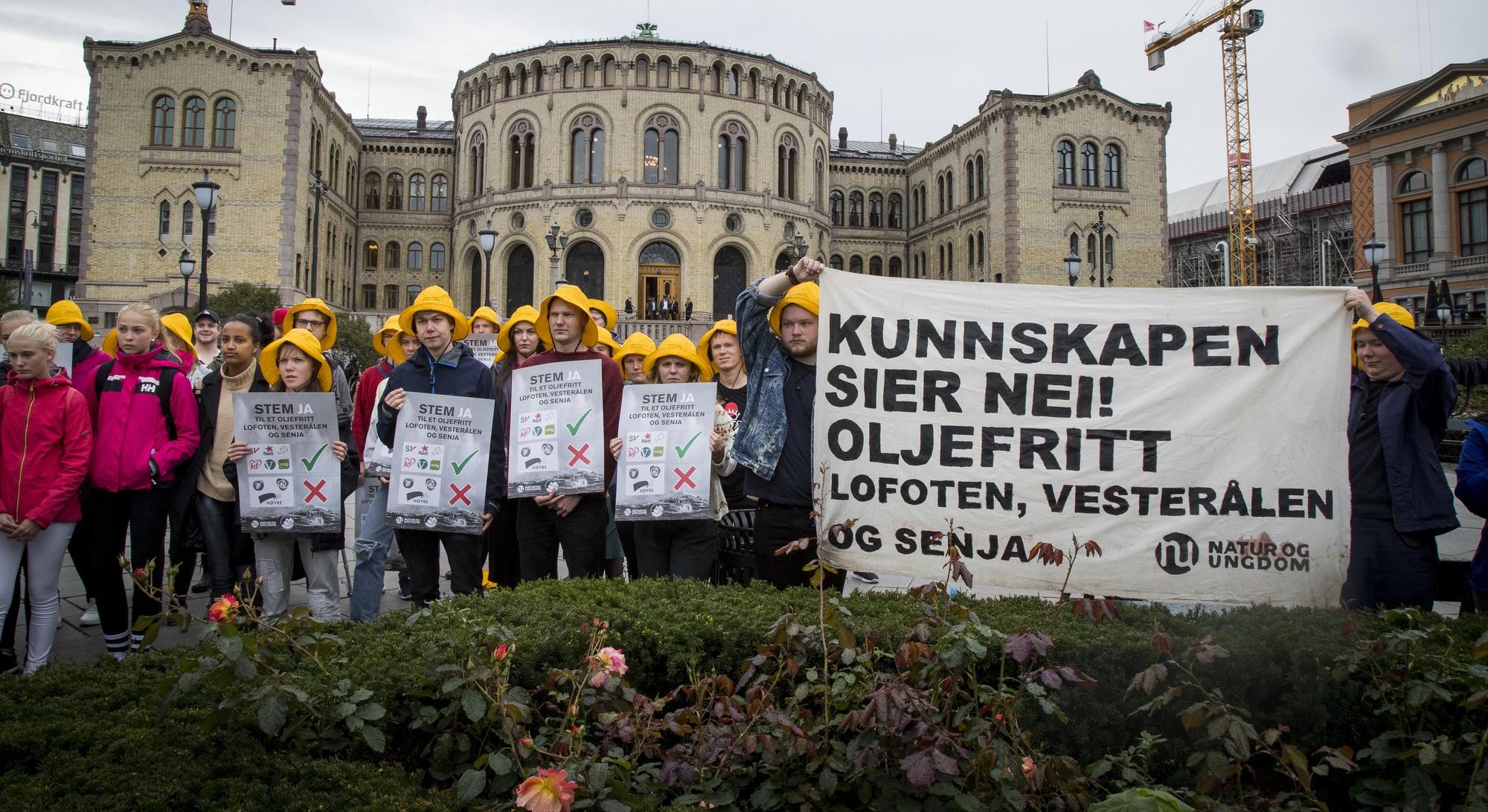 Oslo  20170907.
Demonstranter fra Natur- og ungdom utenfor Stortinget torsdag formiddag.
Foto: Heiko Junge / NTB scanpix