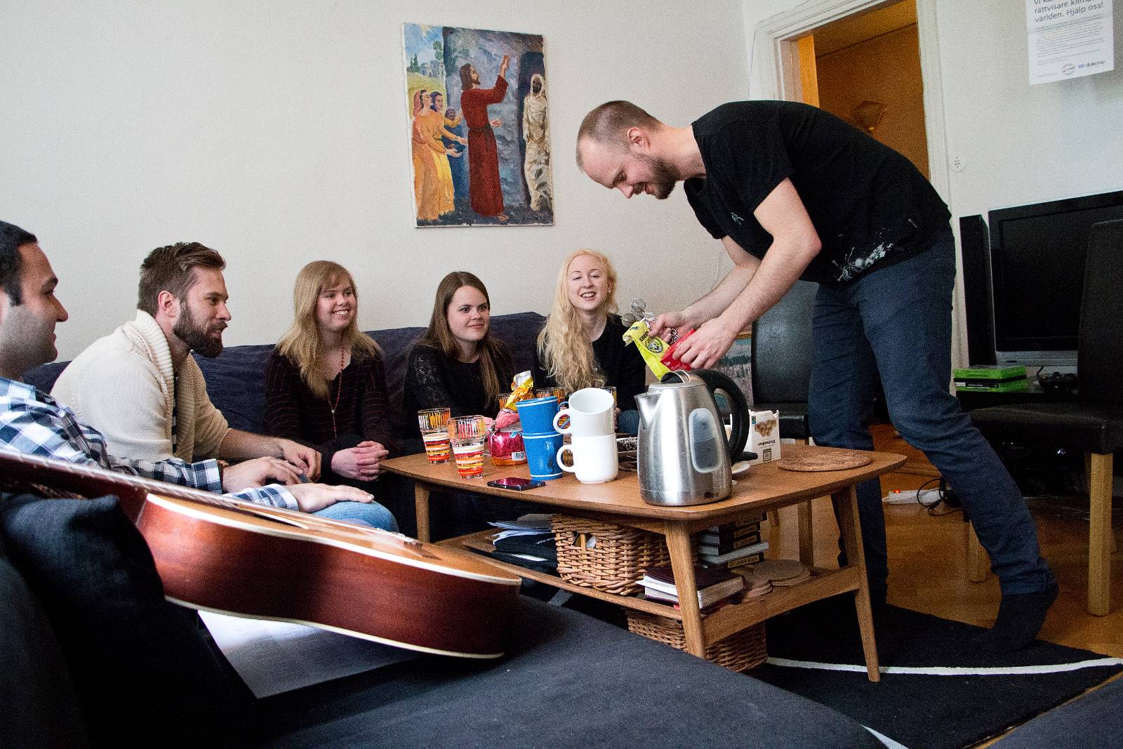 Det är alltid liv och rörelse i Kollektivet i Uppsala. I dag har Dan-Jakob Fundell bjudit in sin bönegrupp. ”Det är alltid en välkomnade stämning här”, säger Simon som är en av bönegruppsmedlemmarna.