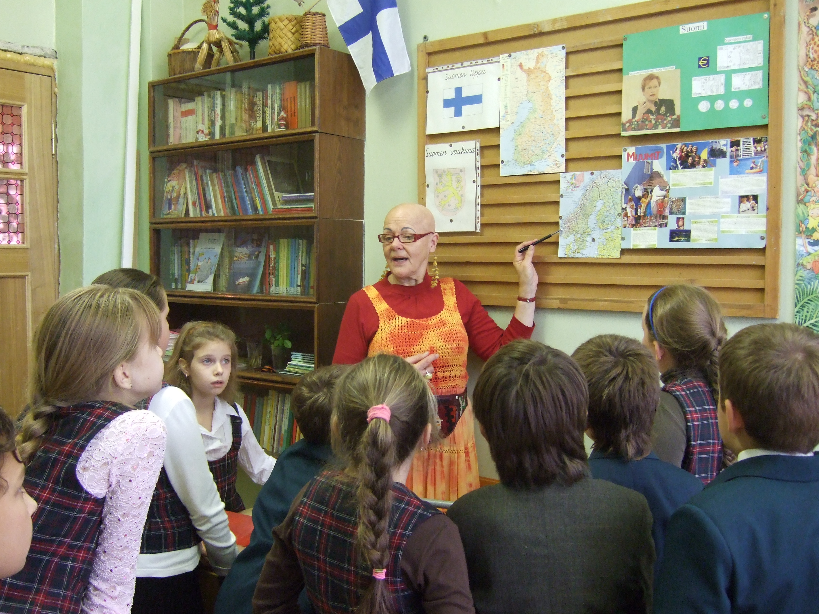 Bente Imerslund forteller finskelever ved den finsk-ugriske skolen i Petrozavodsk i Den karelske republikk i Russland om Norge.