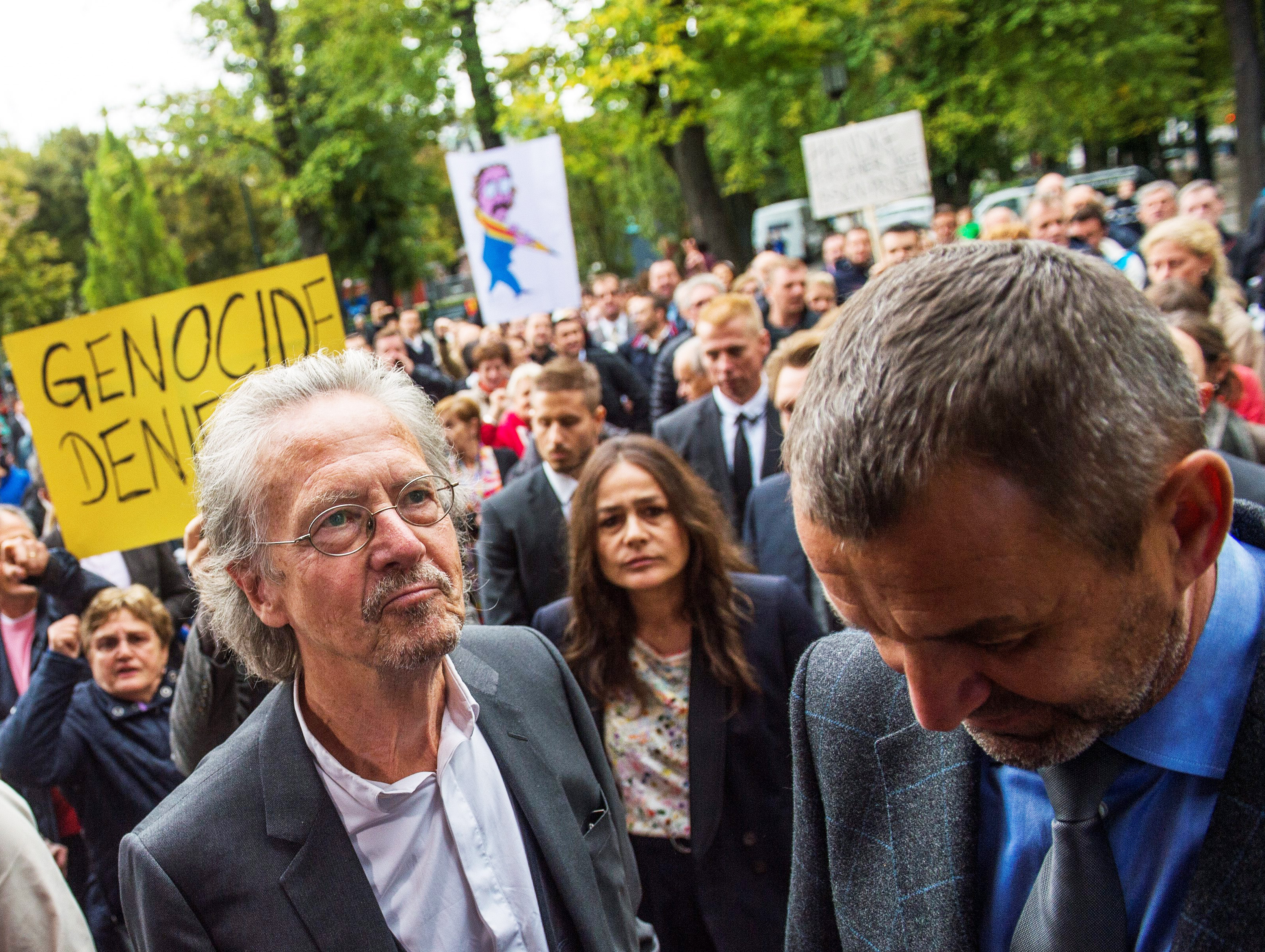 «Folkemord-fornekter!» «Fascist!» ropte demonstranter da Peter Handke ankom utdelingen av den internasjonale Ibsen-prisen, 21. september i fjor. FOTO: NTB SCANPIX