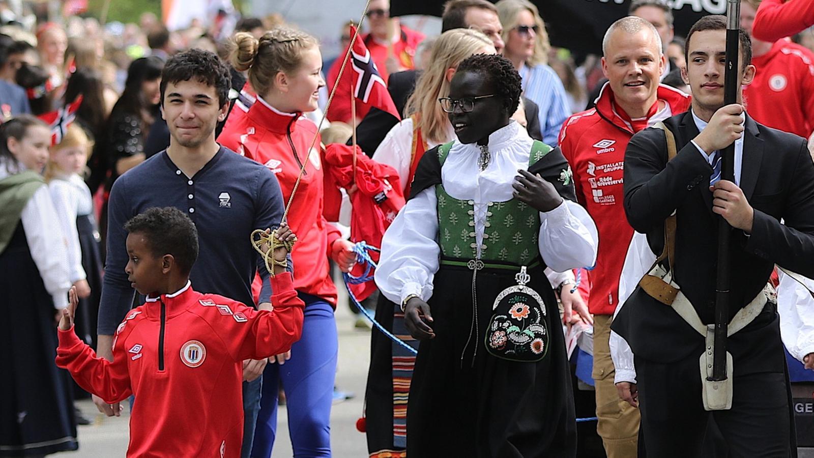 Ikke alle liker at hun bærer bunad 17. mai, har Grace Bullen fått erfare. Men det gjør hun med stolthet.