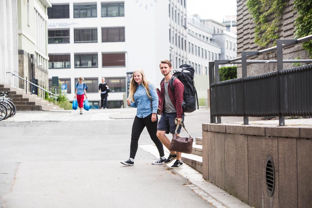 – I Norge har man dessverre en  offentlig debatt som er preget av en falsk kulturkrig som enkelte partier spiller opp for å få det til å fremstå som kristne verdier er under angrep, sier Freddy Øvstegård (22), førstekandidat for Østfold SV. Her sammen med  Solveig Skaugvoll Foss (20), fjerdekandidat for Oslo SV.