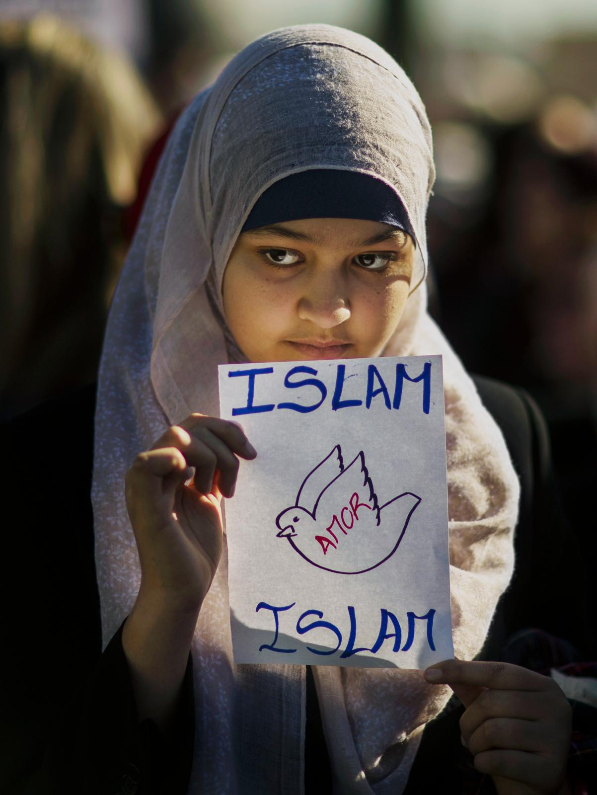 En ung muslimsk kvinna i Madrid deltar i en manifestation efter våldsdåden i Paris i januari 2015.