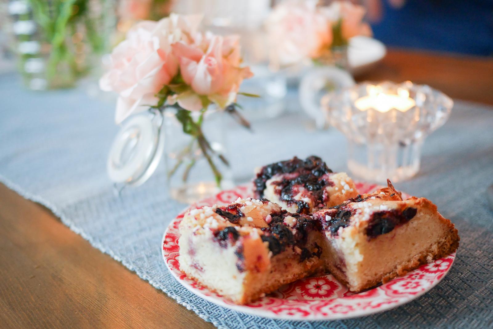 Strax innan Aronia skulle födas fick Johanna och Mattias en aroniabuske, vars bär är mycket näringsrika. Ett perfekt namn för vår dotter, tyckte de. Och på barnvälsignelsen serverade de aroniakaka.