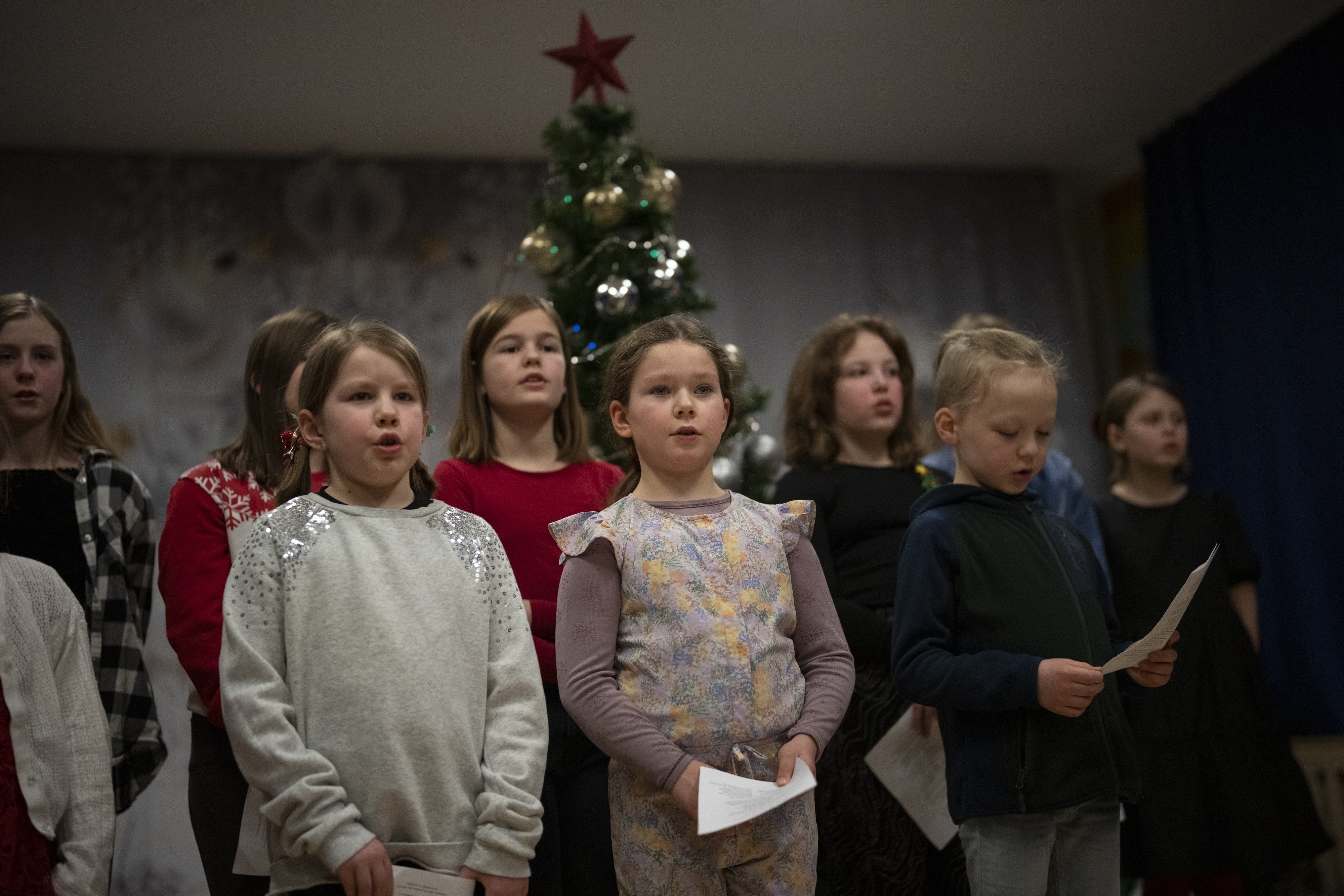 Polargospel, barnekoret på Svalbard, reiste til Barentsburg for å feire den ortodokse julen med barn fra den russiske skolen sist helg. Foto: Daniel Cole / AP / NTB