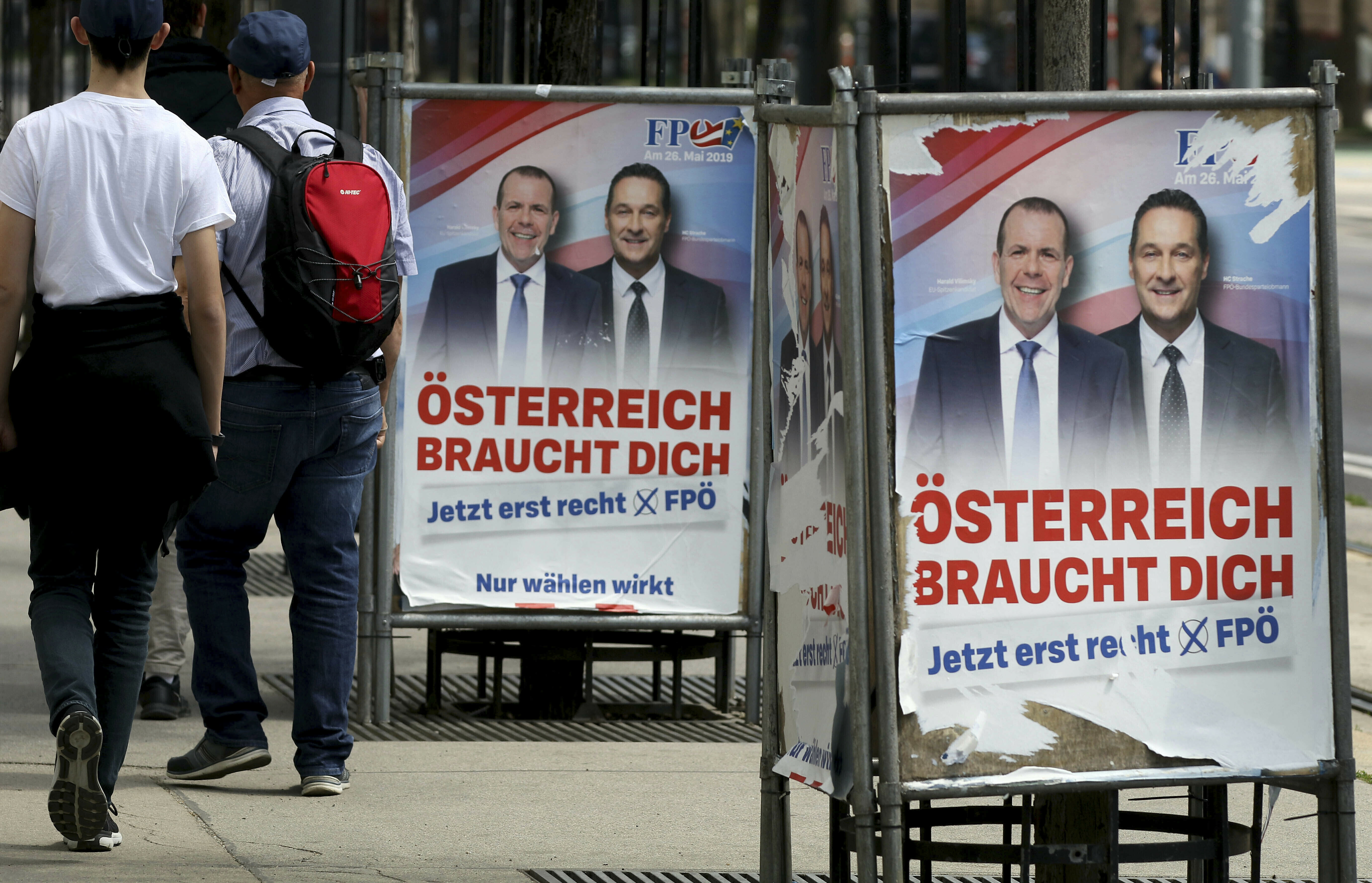 Valgplakater i mai 2019 med FPÖs tidligere leder Heinz-Christian Strache (t.h.), som var innenriksminister før den såkalte «Ibiza-saken». Til venstre på plakaten Harald Vilimsly, kandidat til EU-parlamentet. Arkivfoto: Ronald Zak / AP / NTB