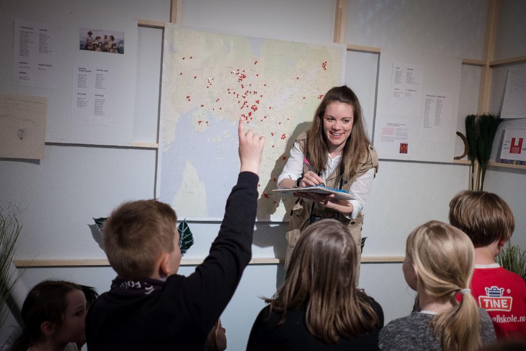 Det er viktig at alle er med på leiken! seier ein av femteklassingane frå Majorstuen skole etter at dei har vore på bysafari og lytta til barnas historier. Skodespelar Helle Haugsgjerd noterer når barna fortel kva dei har høyrt.