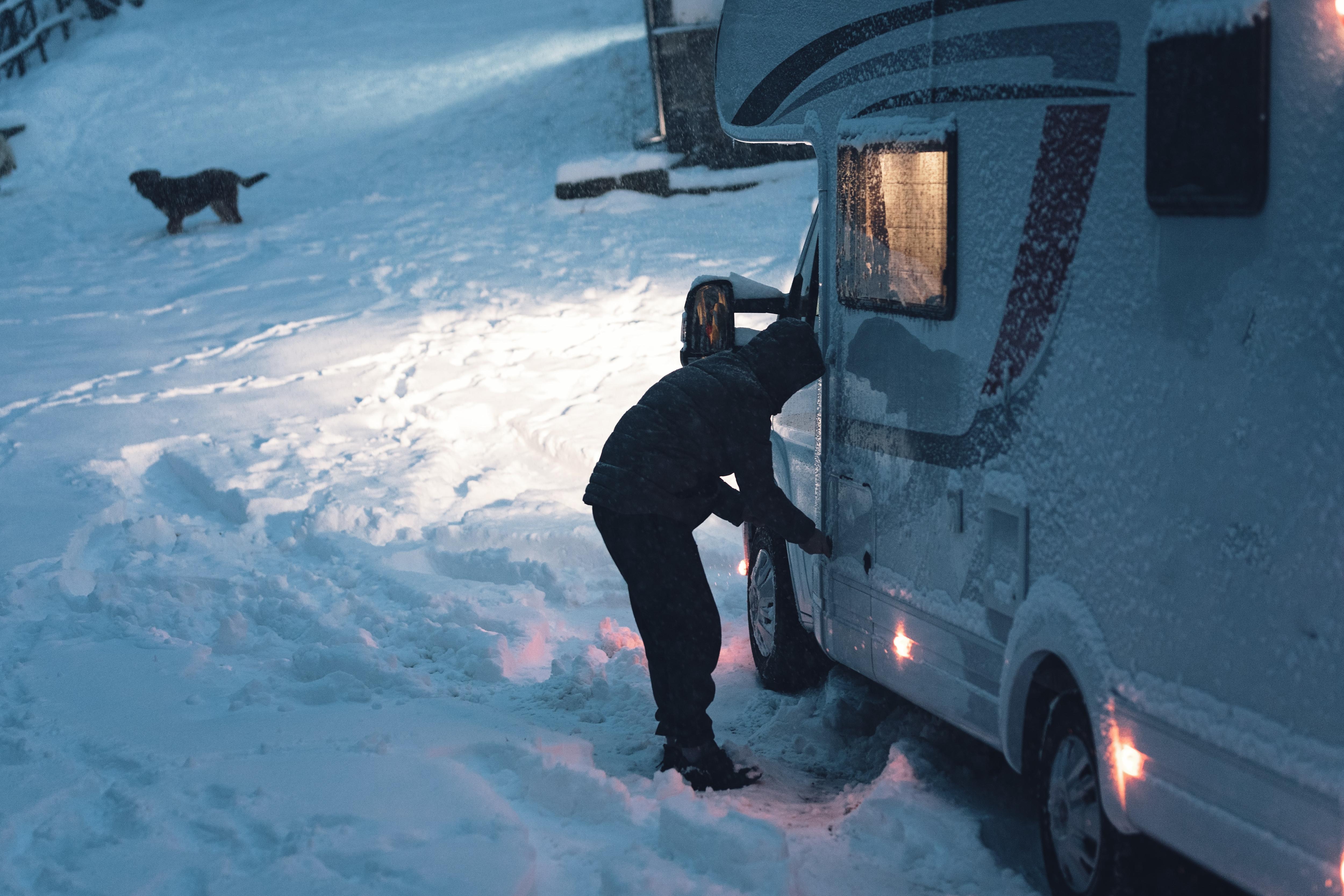 SKUMRING: Solcellepaneler på bobilen kan være smart om sommeren, men har svært begrenset effekt når mørket faller tidlig på. Foto: MAD.vertise / Shutterstock / NTB