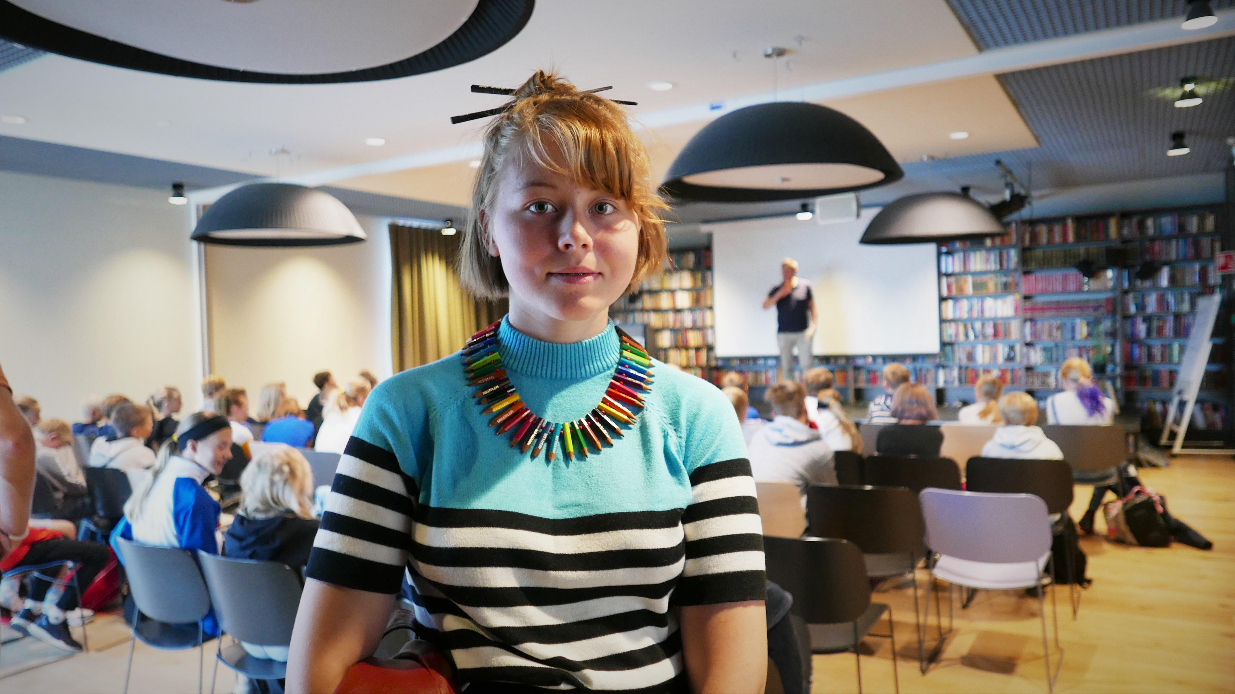FIKK SVAR: Emma BøvelstadAune (12) fra Rødsmyra skole var med på partilederutspørring og synes hun fikk svar hun kan stole på, under barnas første partilederutspørring i Fredrikstad.