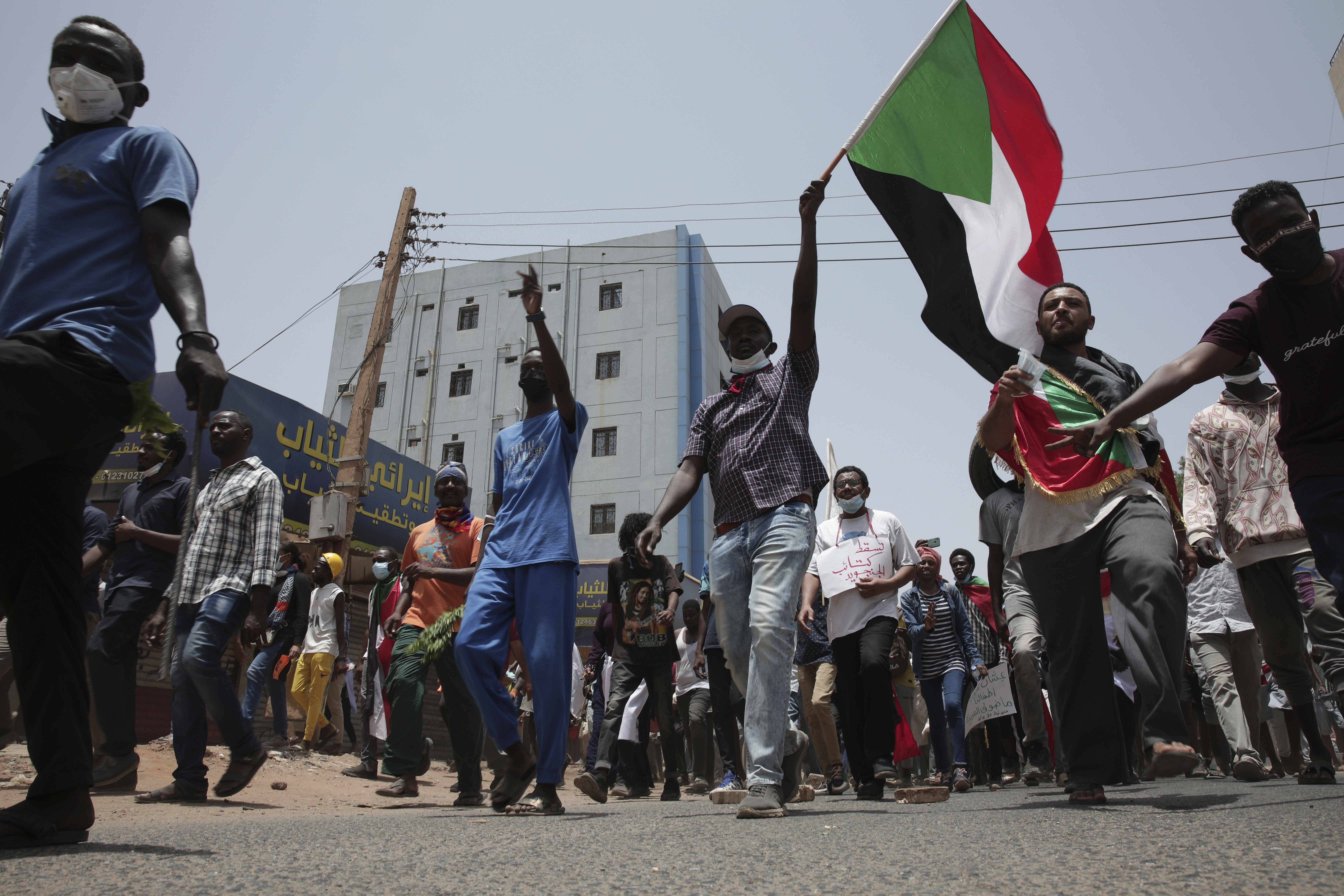 KHARTOUM: Demonstranter mot militærregimet marsjerer i Khartoum torsdag.