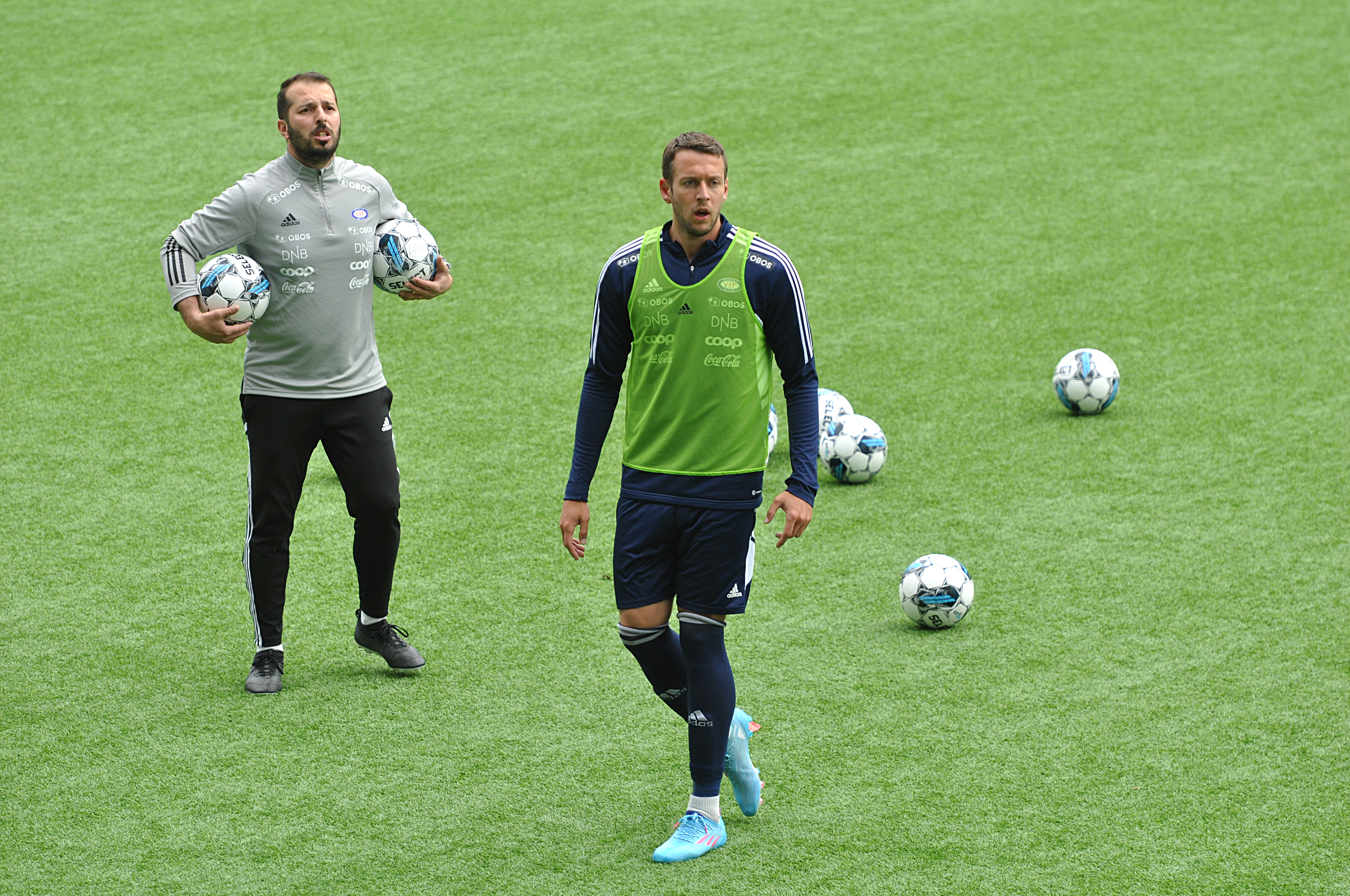 Jonatan Tollås Nation (t.h.) på Vålerenga-trening mandag.