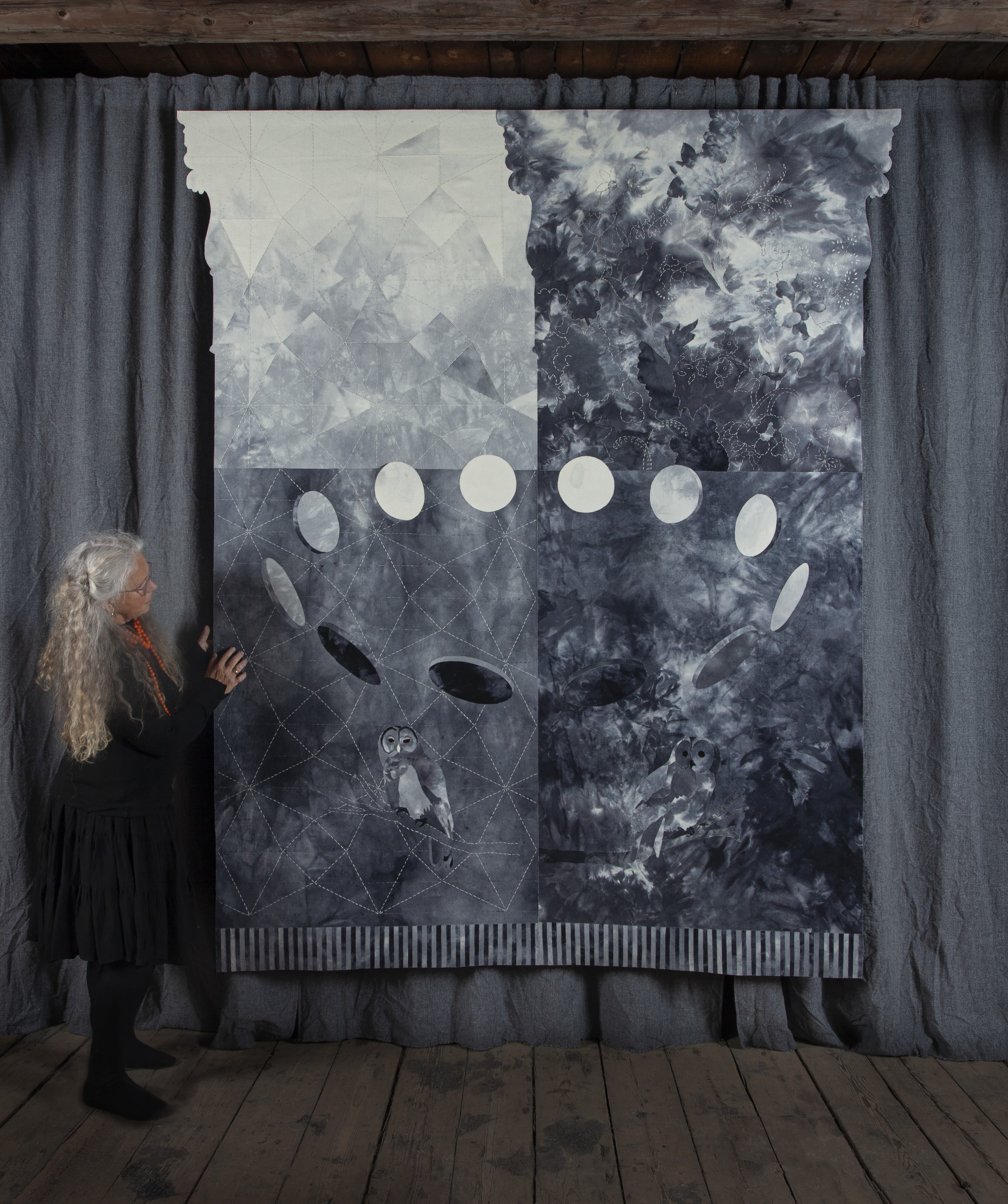 Ugler går igjen i flere av Inger Johanne Rasmussens kunstverk. «Voktere» skiller seg ut med sin konsekvente bruk av hele gråskalaen fra sort til hvitt.