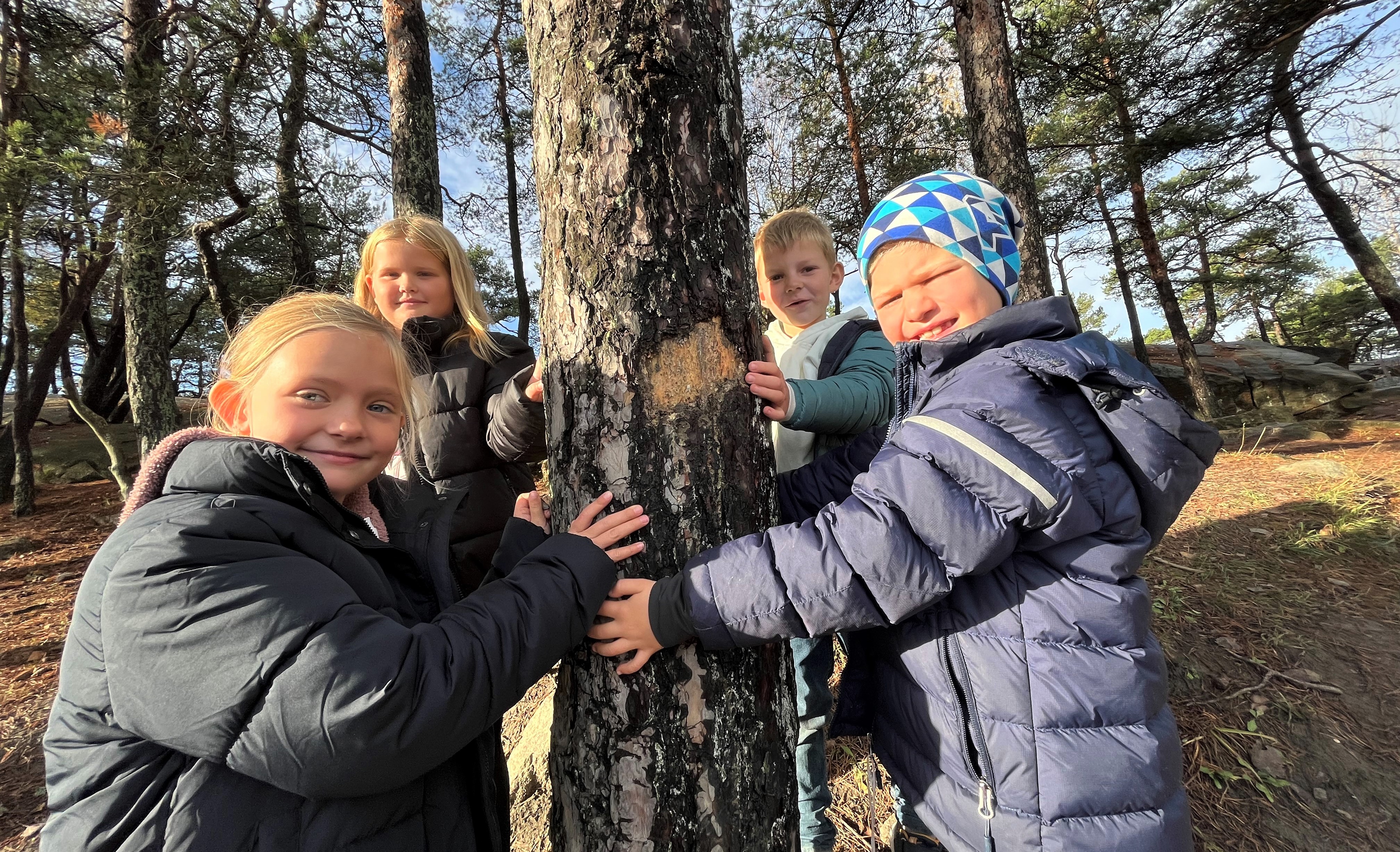 Mathea, Aurora, Sander og Magnus går i 2. klasse på leksebevisste Lunde skole. De synes det er veldig fint at det ikke er så mye lekser. – Da kan vi være ute og leke mer, sier Aurora.